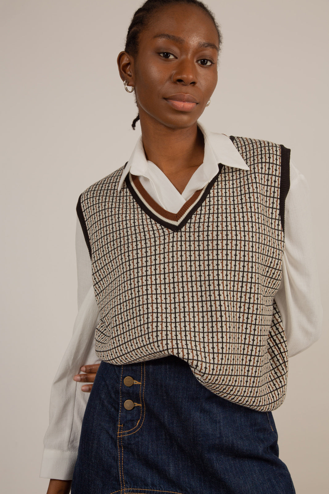 Brown and ivory graphic V neck sweater vest_5