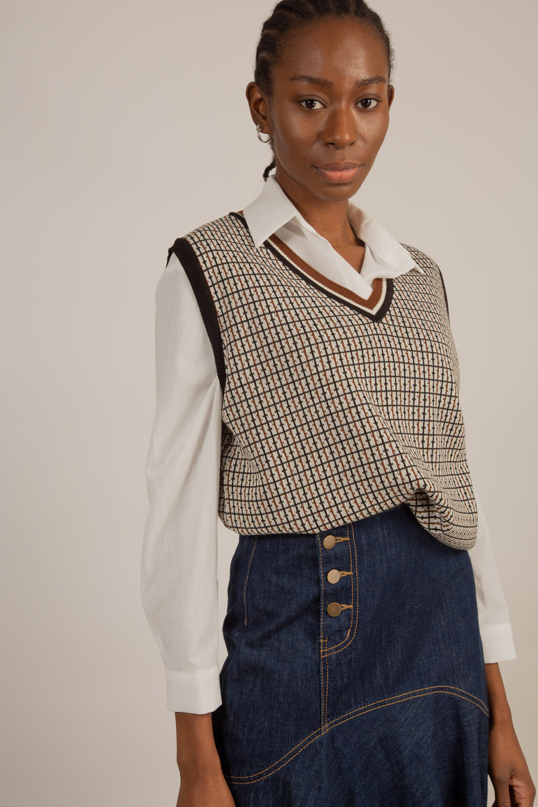 Brown and ivory graphic V neck sweater vest_9