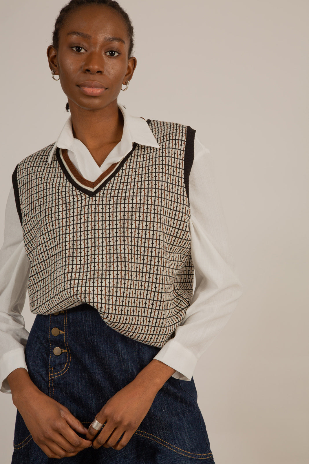 Brown and ivory graphic V neck sweater vest_7