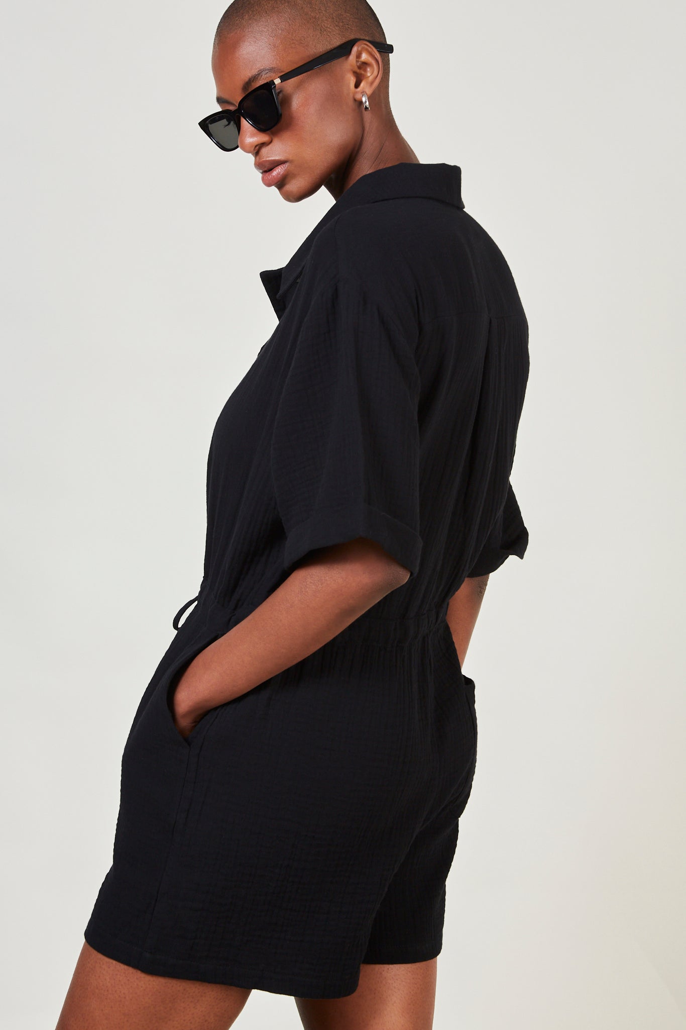 Black relaxed collar drawstring romper_3