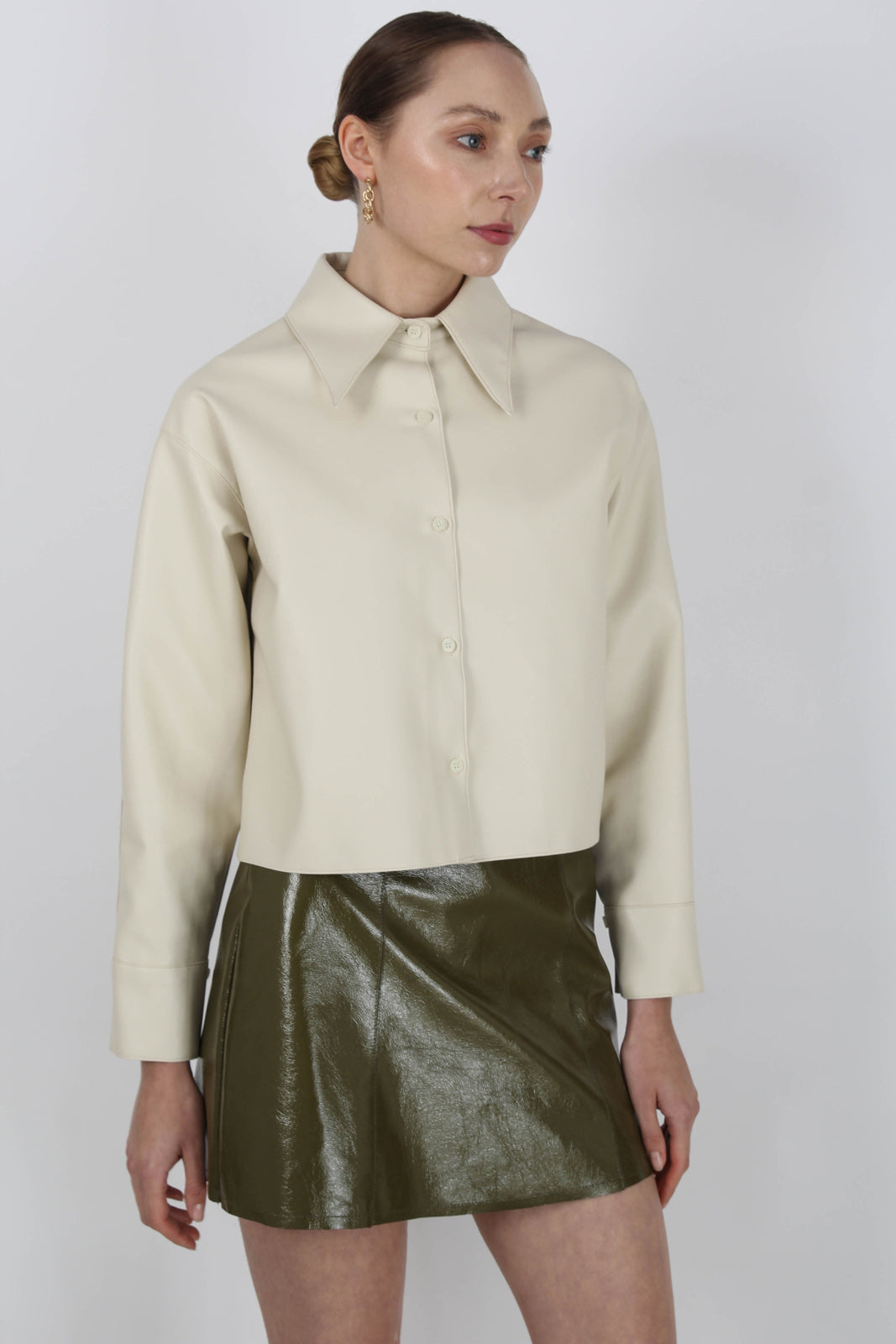 Cream vegan leather cropped shirt jacket_6