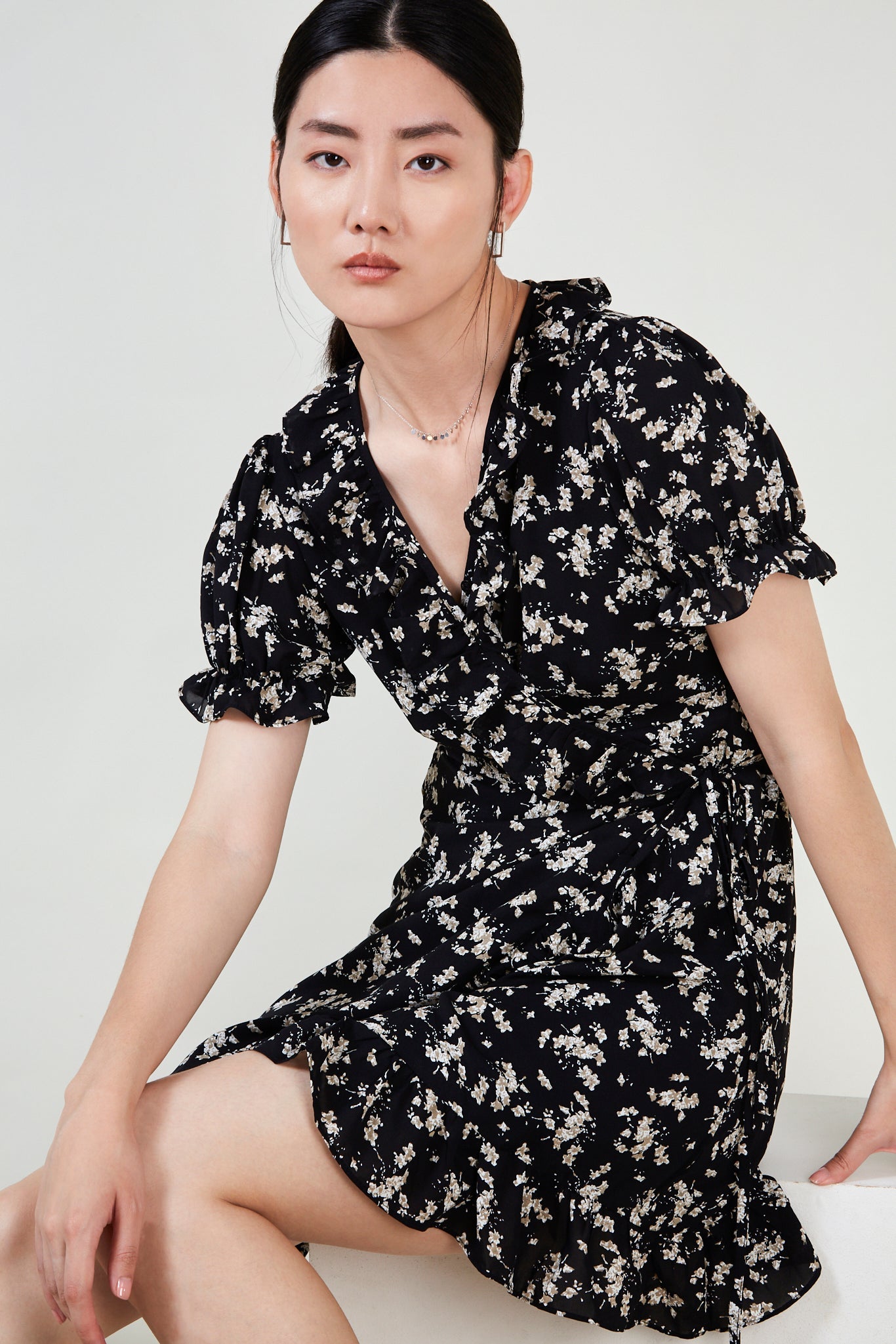 Black floral print short sleeved ruffle dress_2
