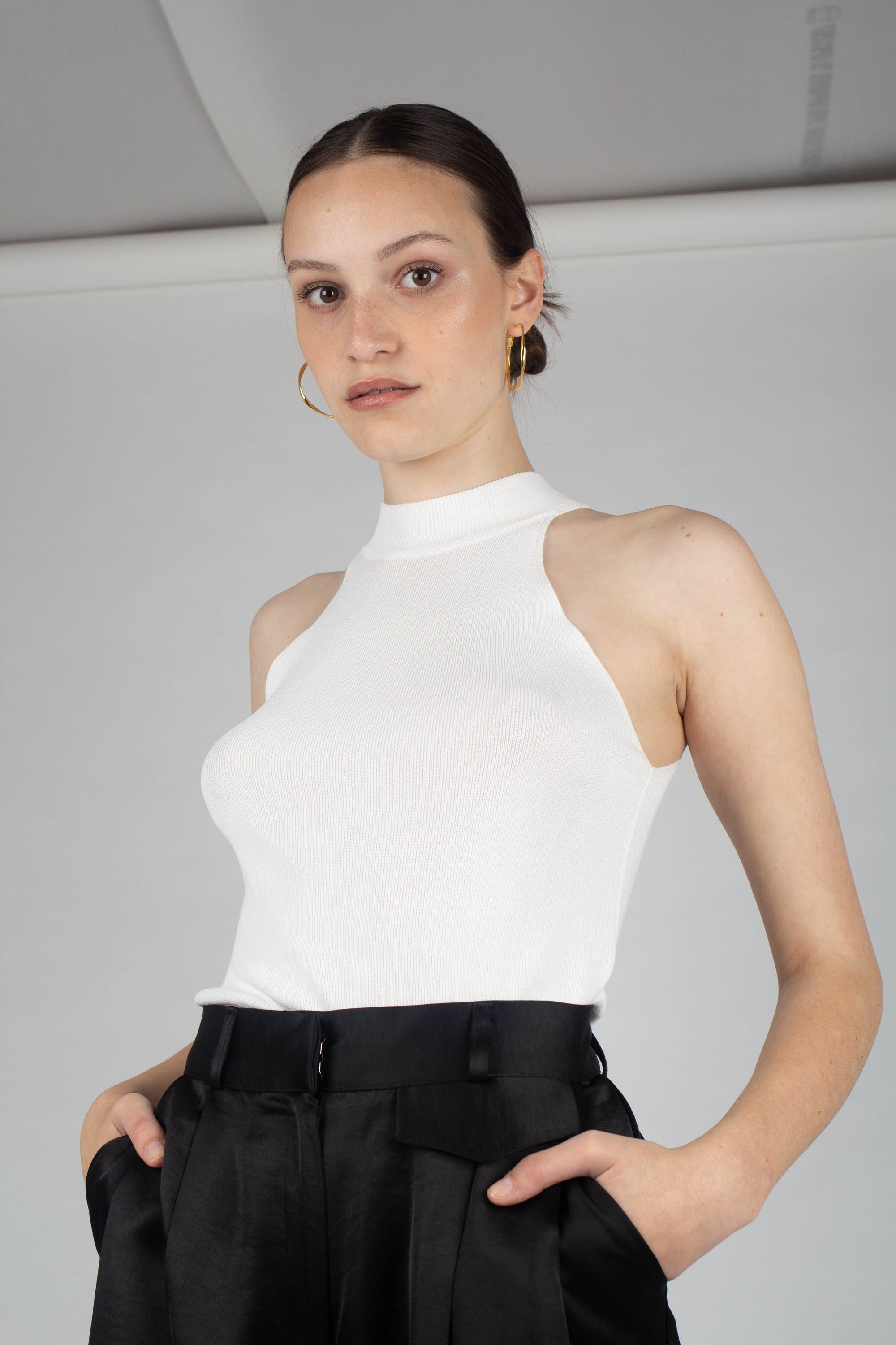 White mock neck sleeveless tank_3