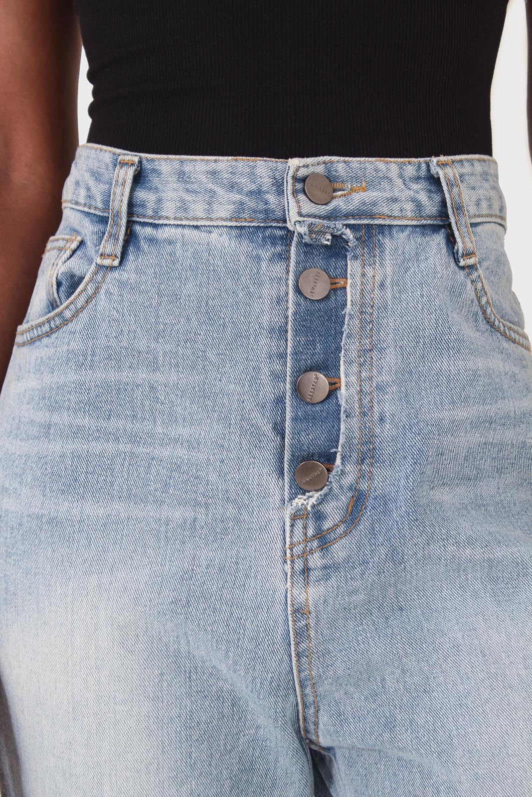 Light blue wash exposed button jeans_5