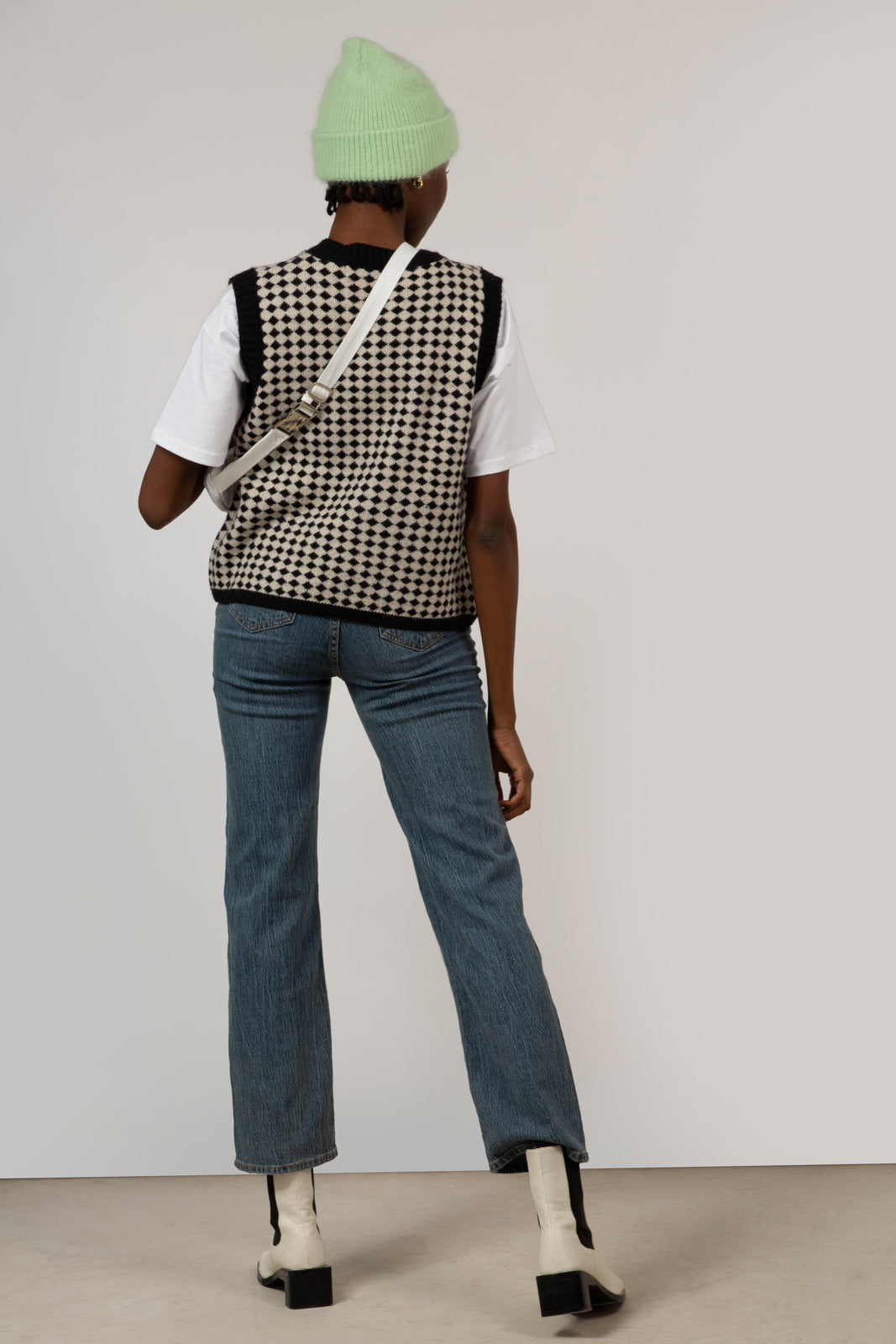 Black and white intarsia diamond sweater vest_5