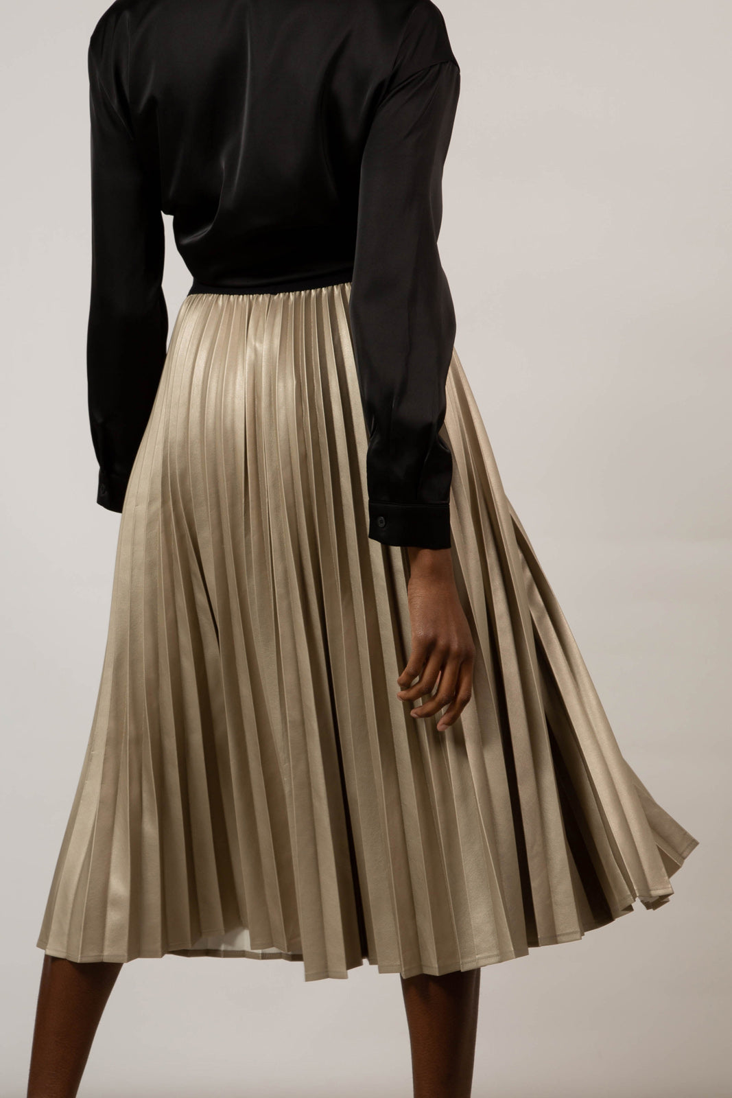 Beige vegan leather pleated midi skirt_2