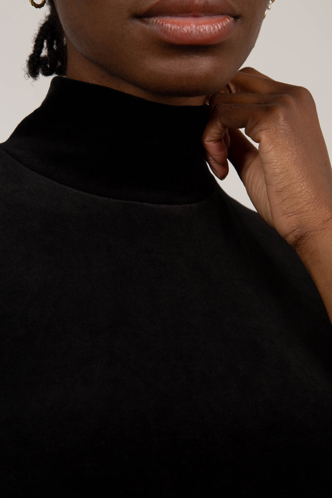 Black velvet short sleeved mock neck top_6