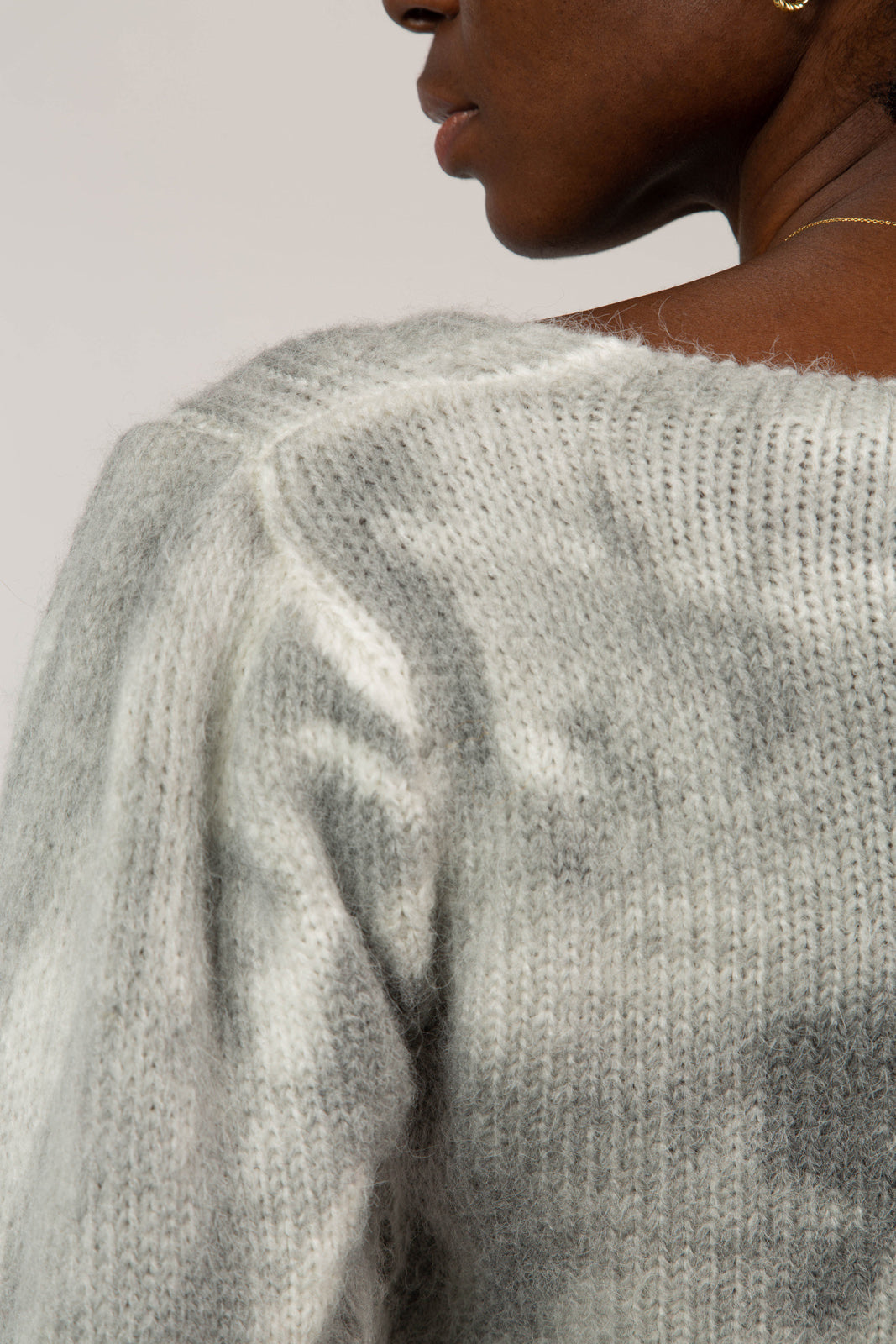 Grey tie-dye V-neck jumper_4