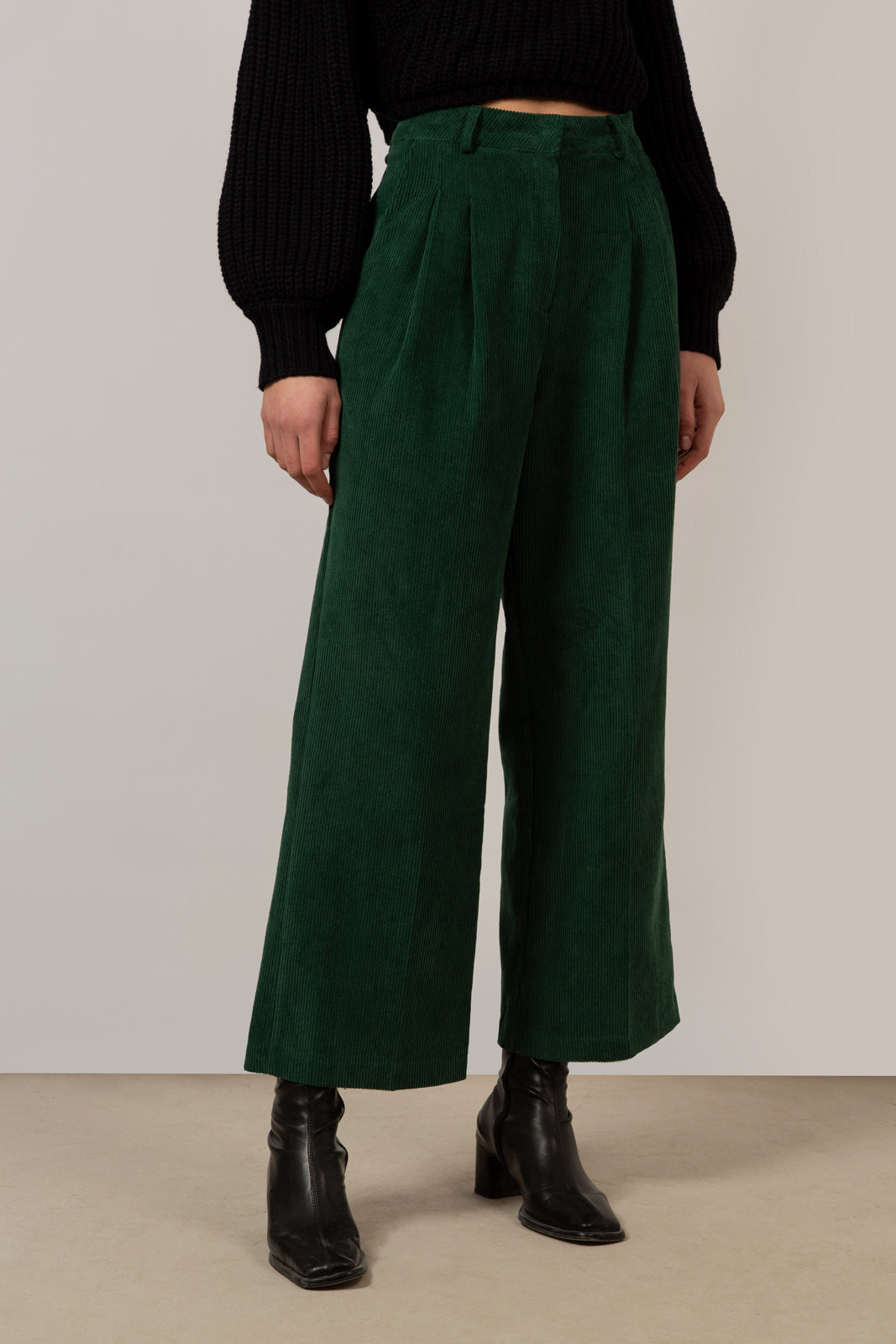 Deep green corduroy tucked trousers_1