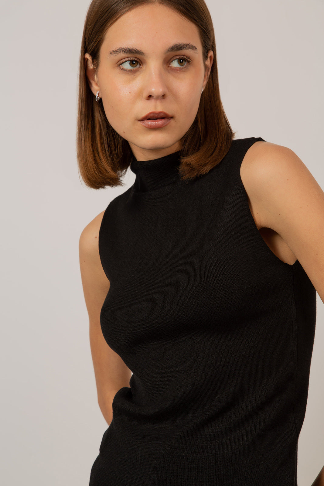 Black sleeveless mock neck knit tank_5