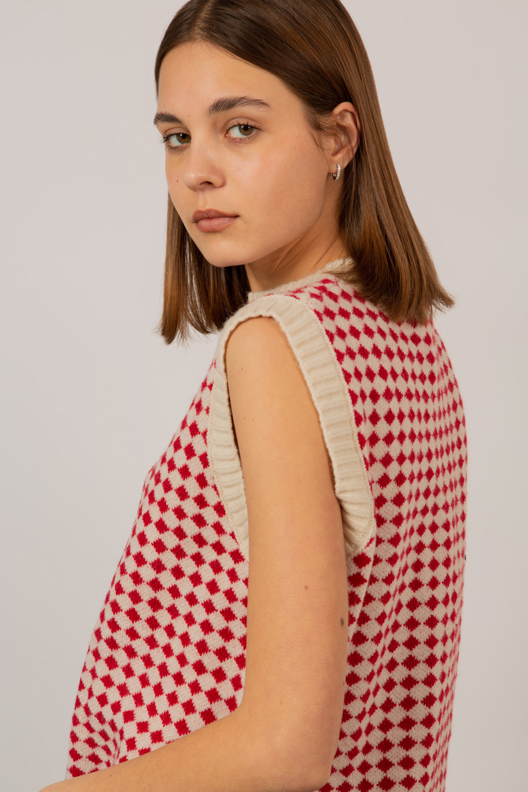 Ivory and red intarsia diamond sweater vest_6