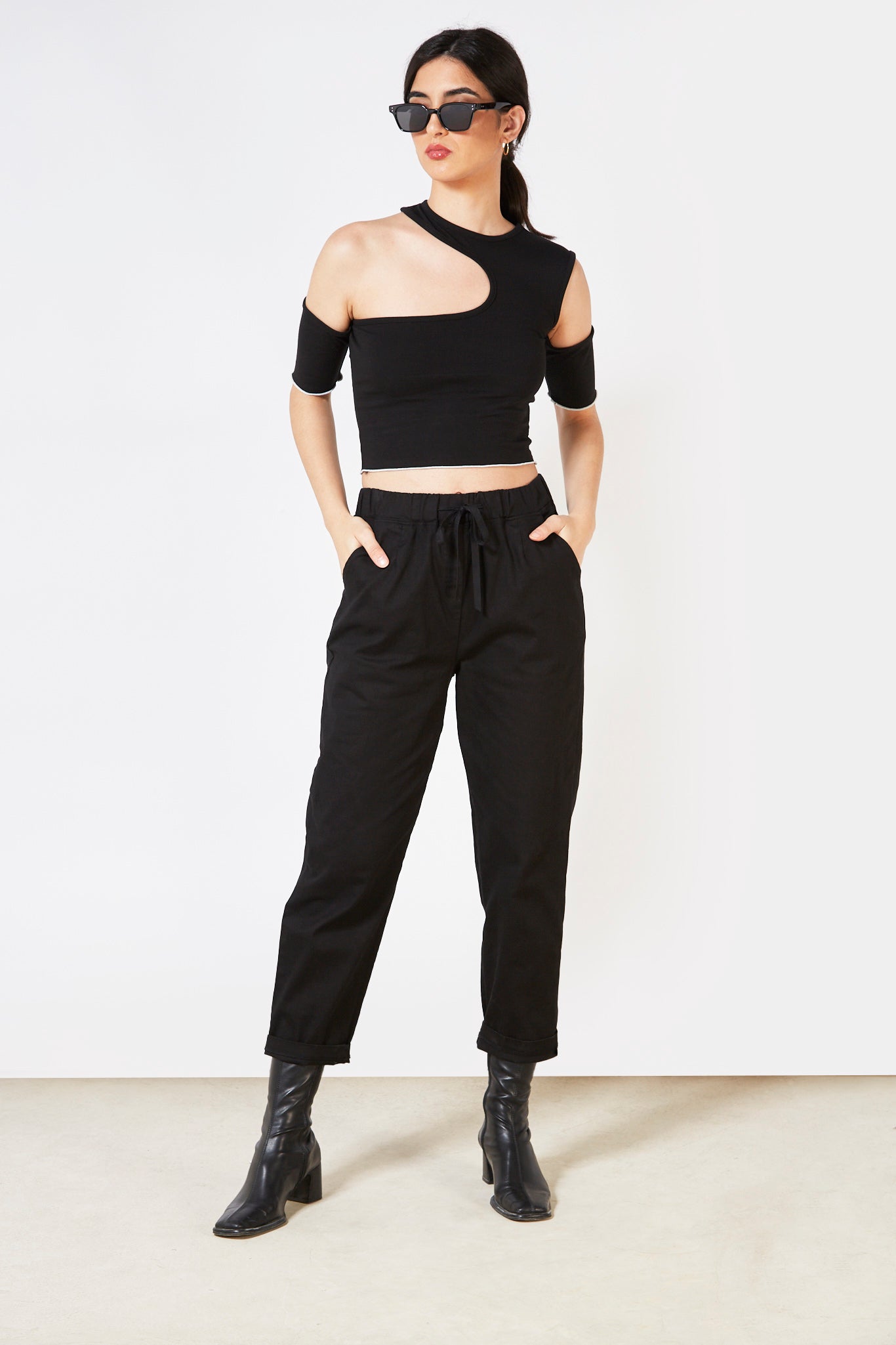 Black short sleeved white contrast stitch tee_3