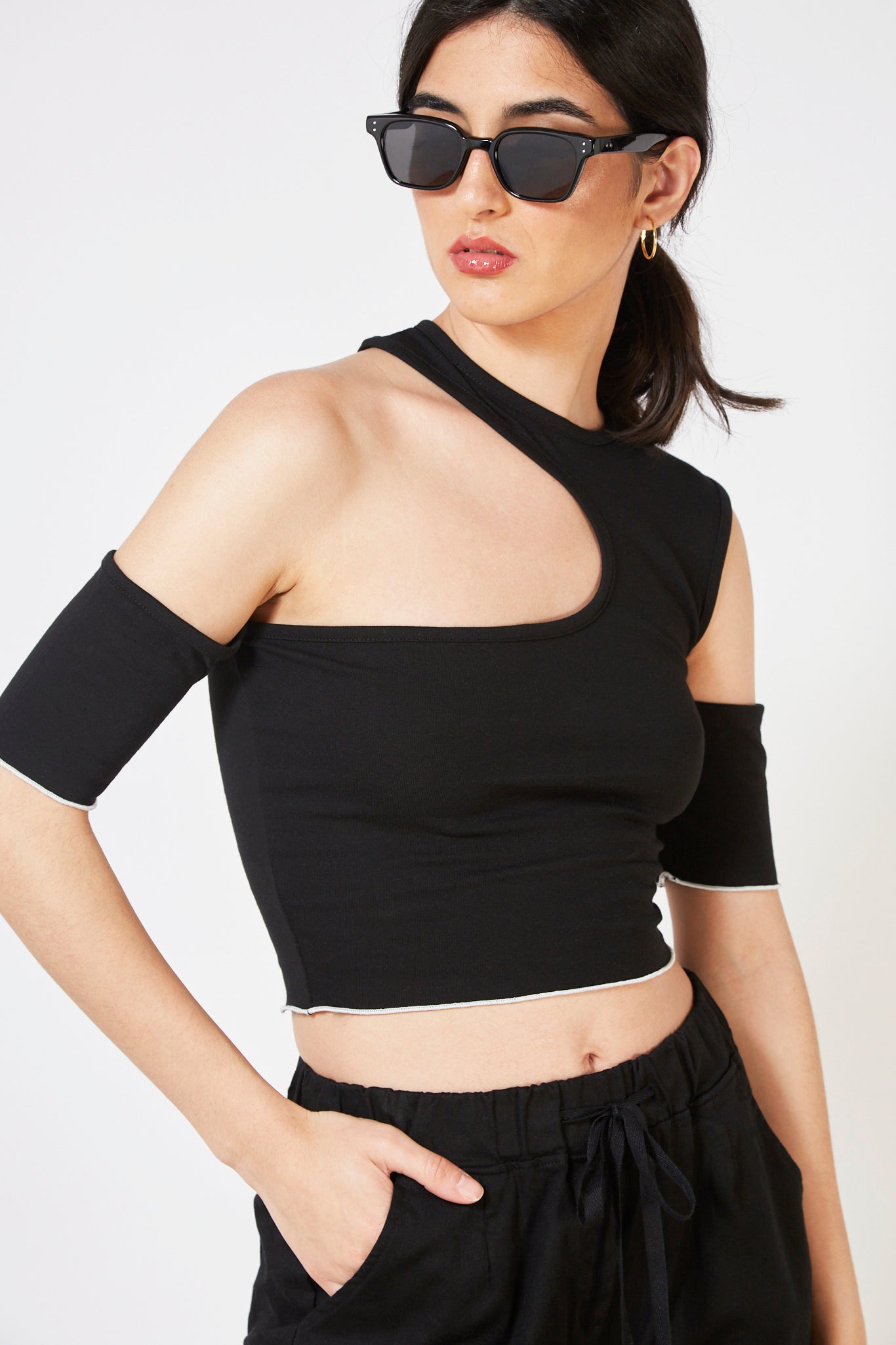 Black short sleeved white contrast stitch tee_1