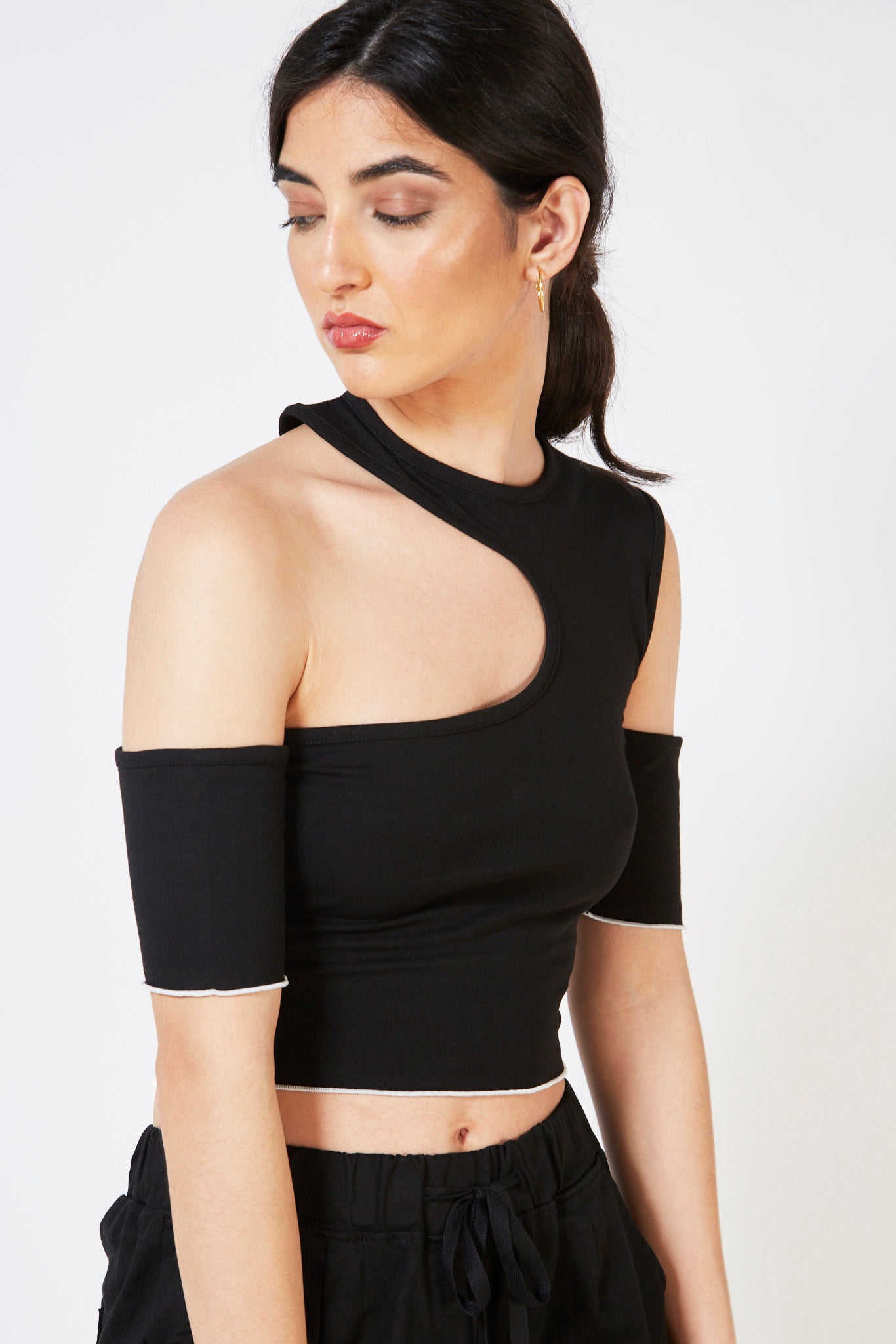 Black short sleeved white contrast stitch tee_5