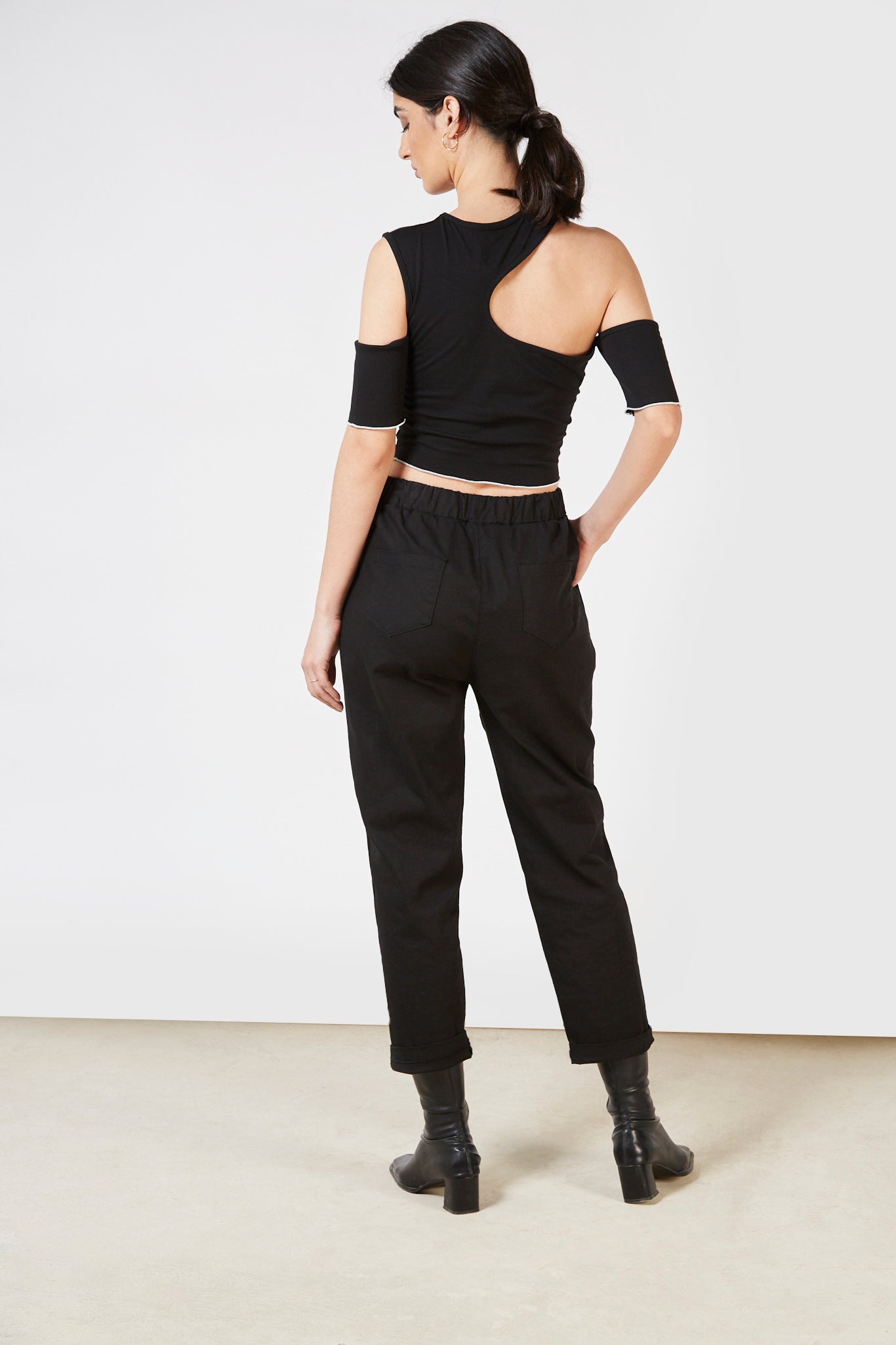 Black short sleeved white contrast stitch tee_4