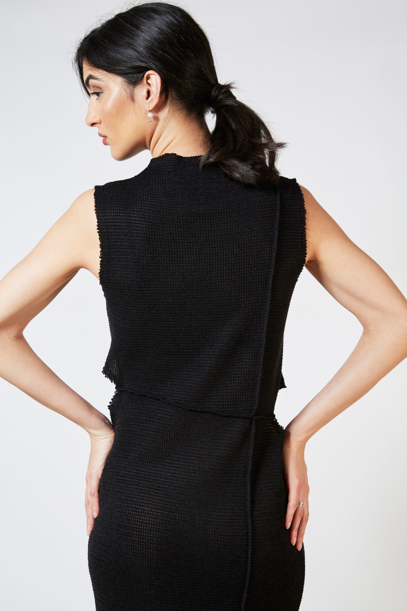 Black sleeveless knit dress_11