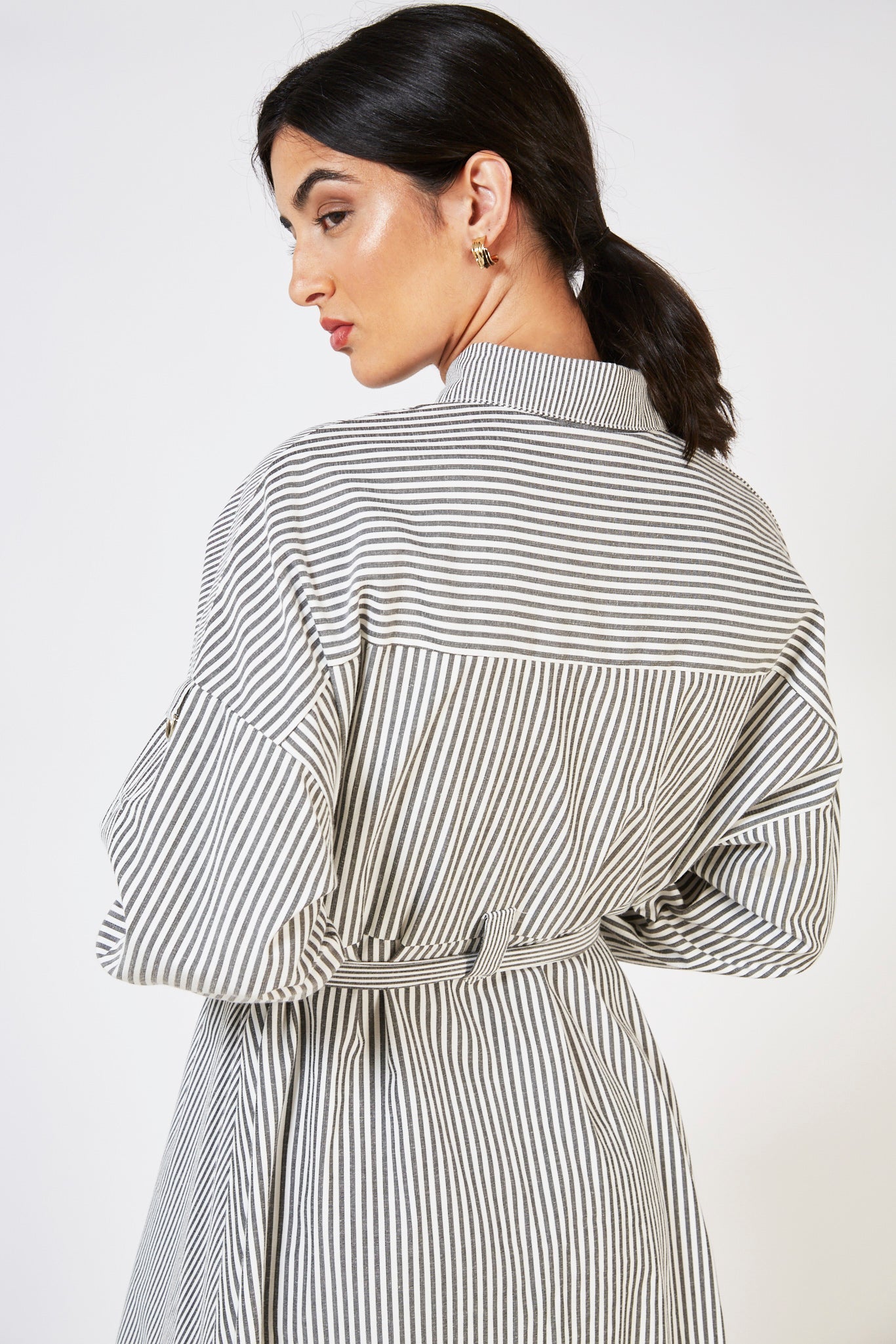 Grey and white contrast thin striped tie waist dress_2