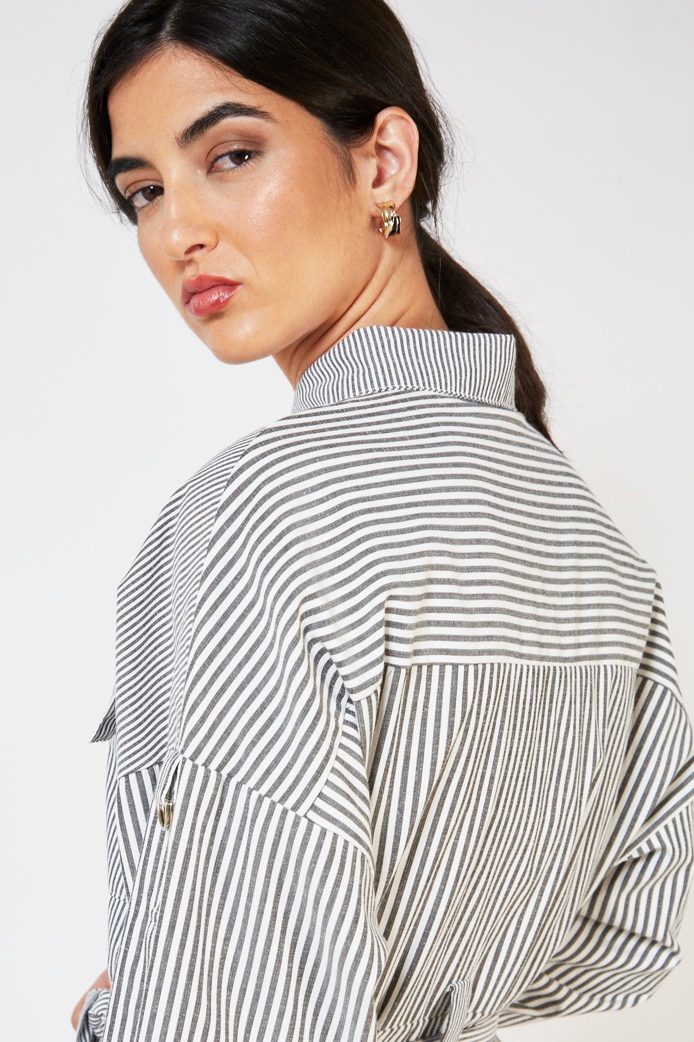 Grey and white contrast thin striped tie waist dress_10