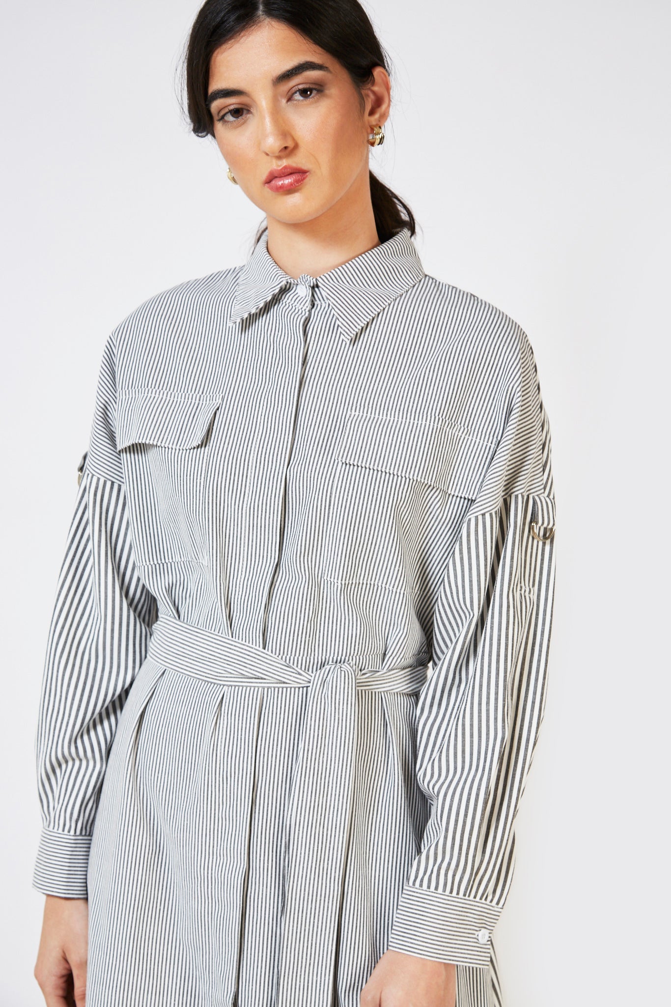 Grey and white contrast thin striped tie waist dress_8