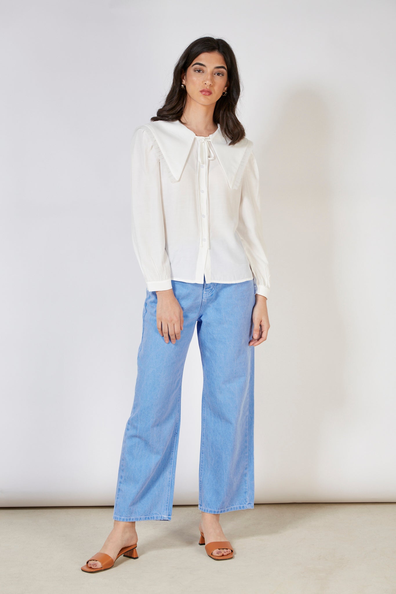 White pleat trim large collar blouse_10