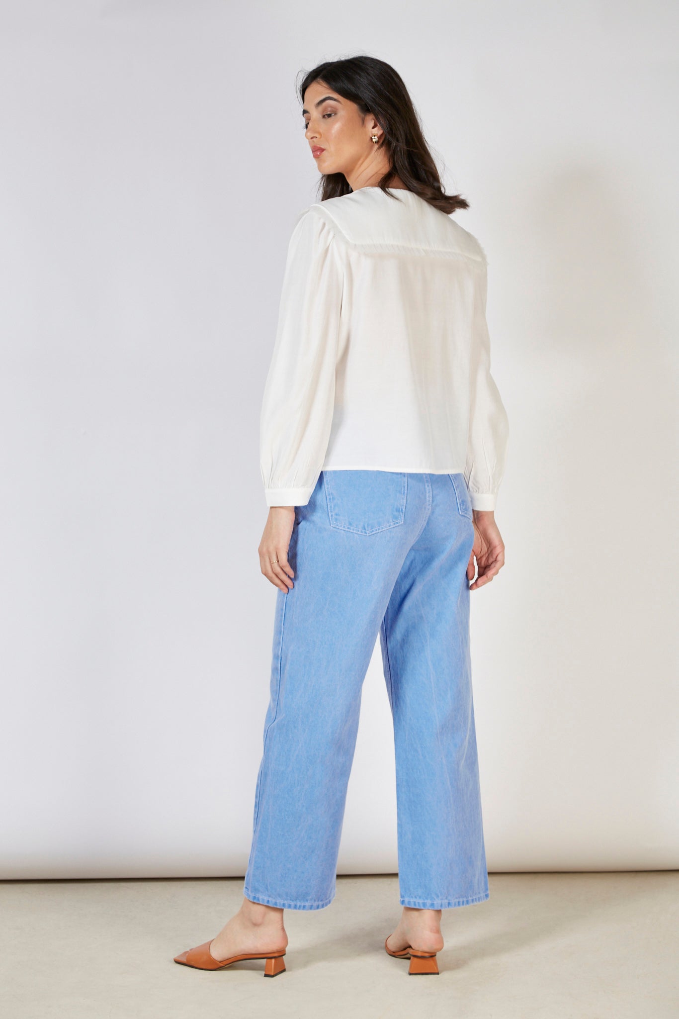 White pleat trim large collar blouse_8