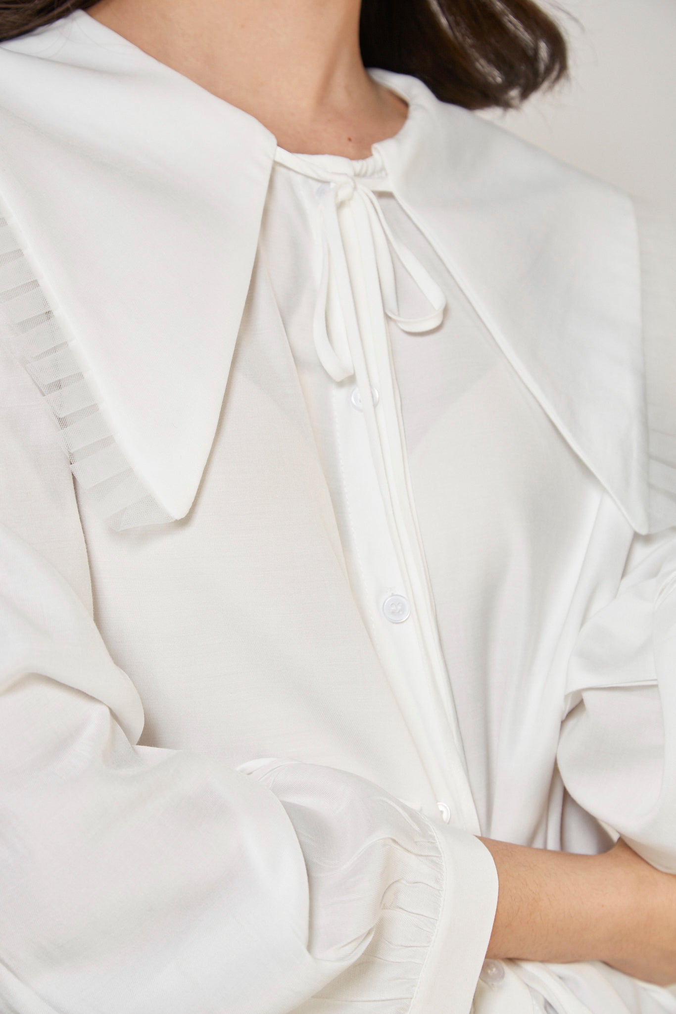 White pleat trim large collar blouse_5