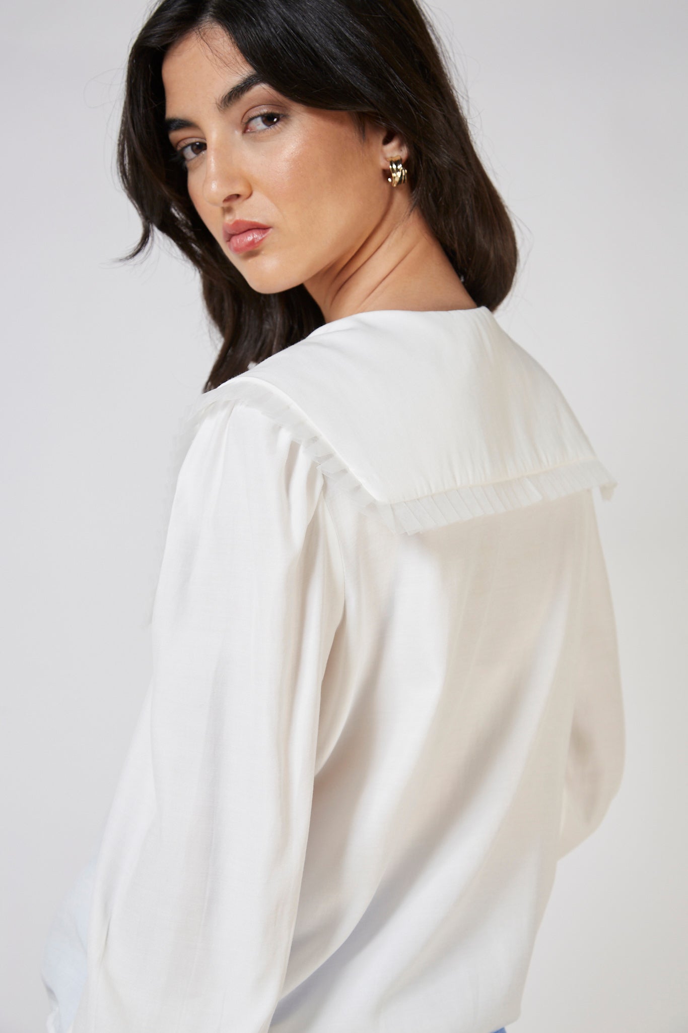 White pleat trim large collar blouse_14