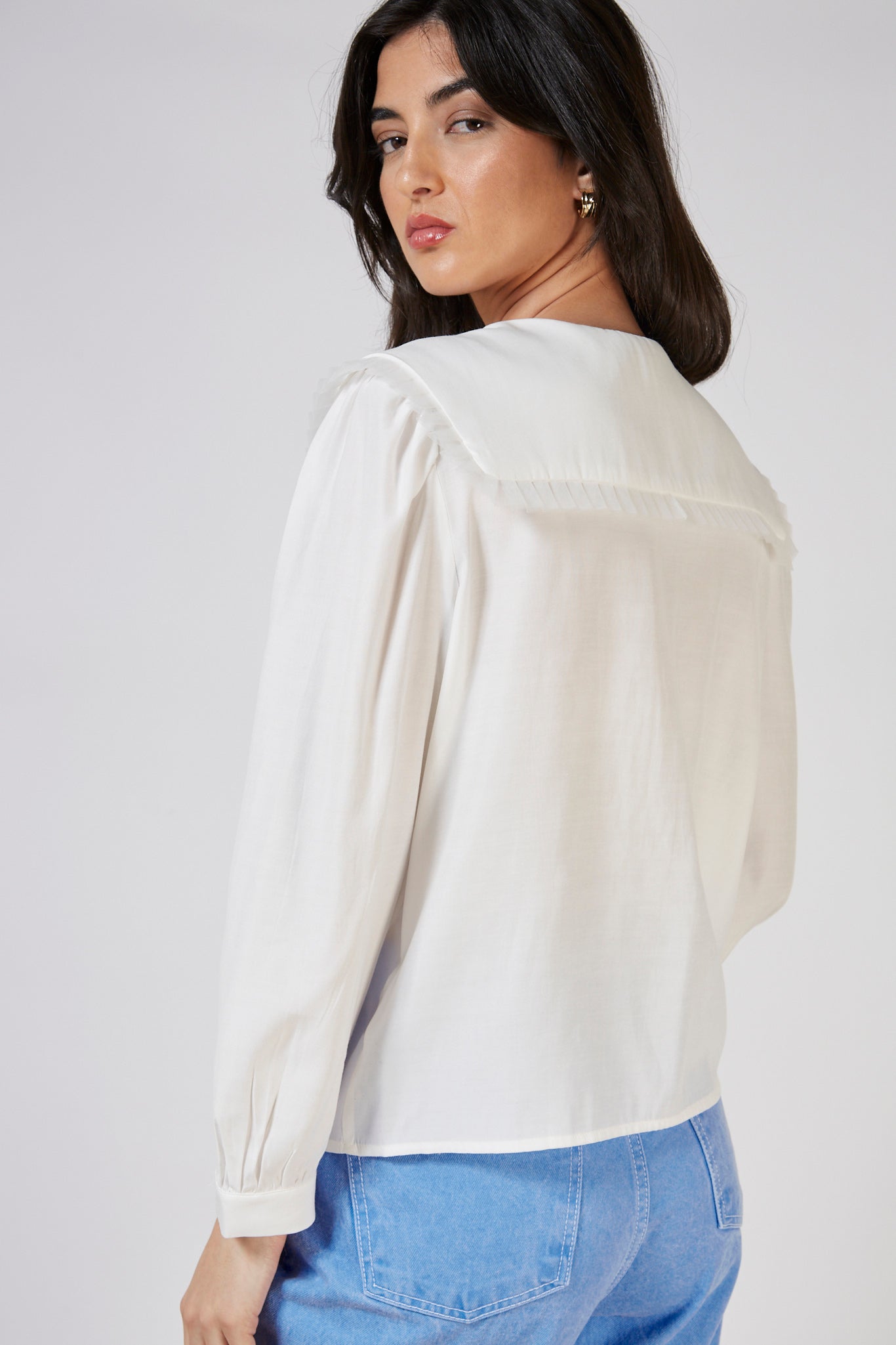 White pleat trim large collar blouse_4