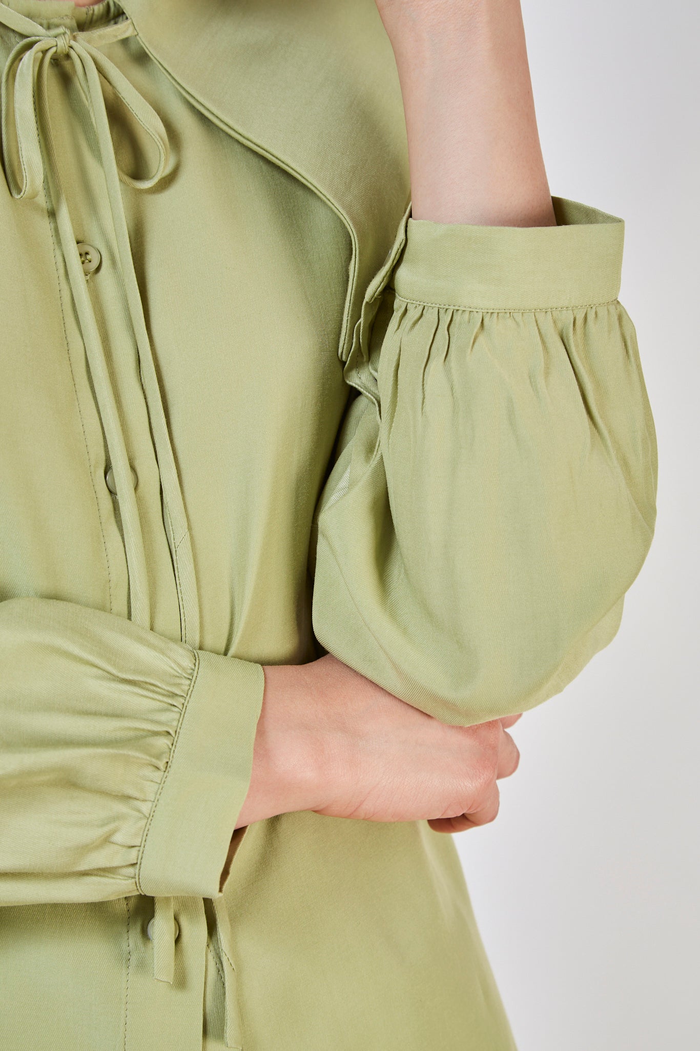 Green pleat trim large collar blouse_7