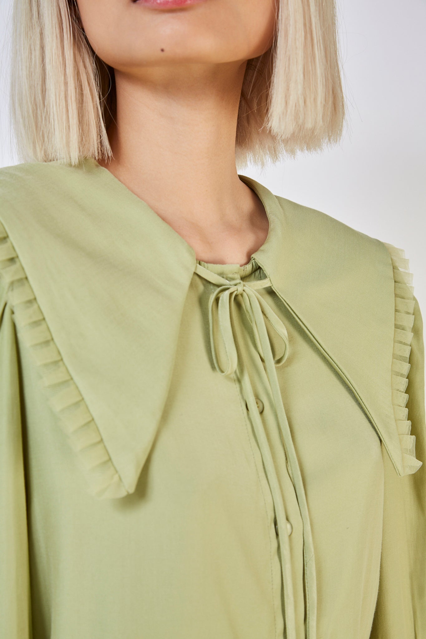 Green pleat trim large collar blouse_3