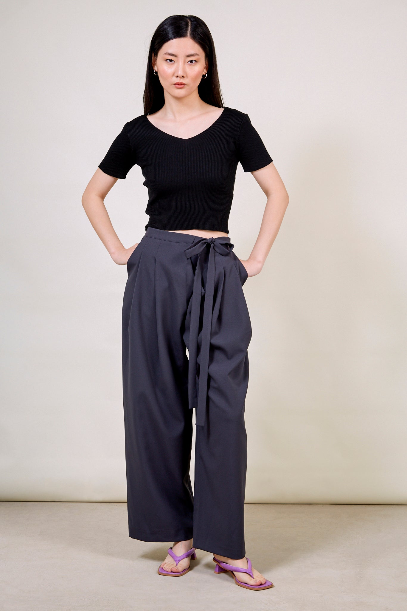 Black V neck knit tee_1