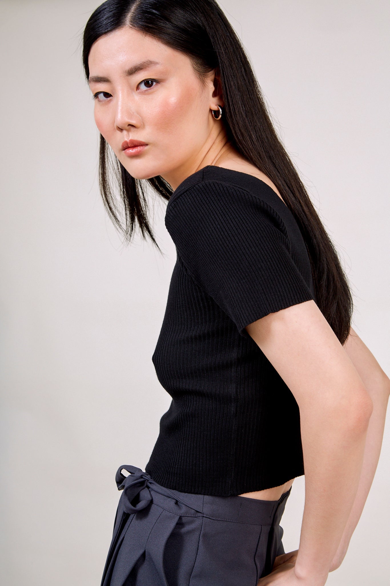 Black V neck knit tee_3