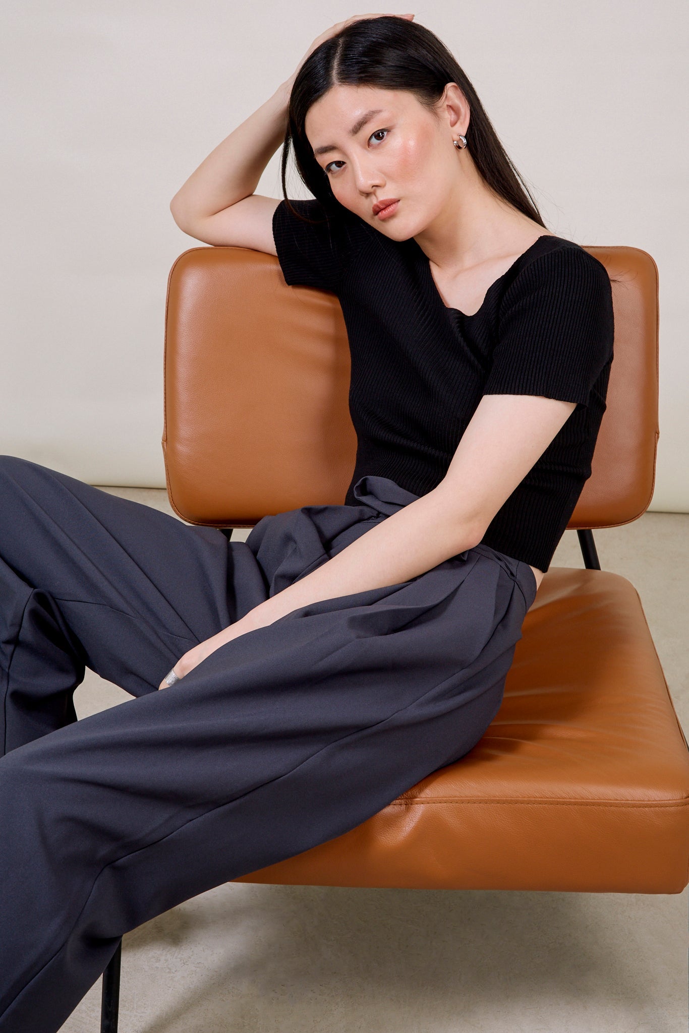 Black V neck knit tee_2