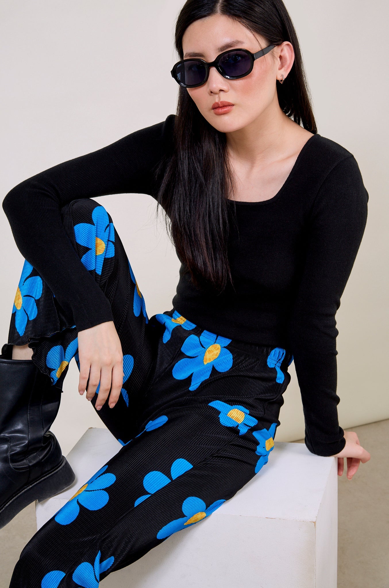 Bright blue daisy print trousers_3