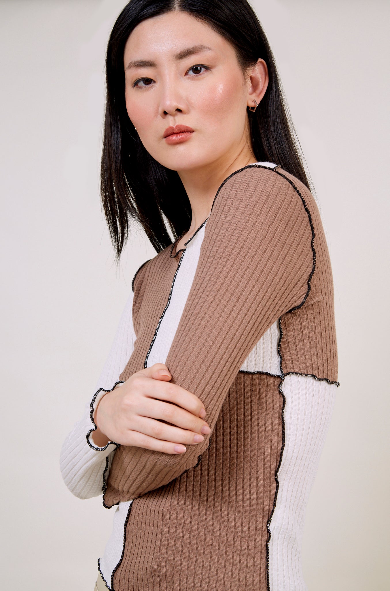 Brown and white contrast blocks top_4