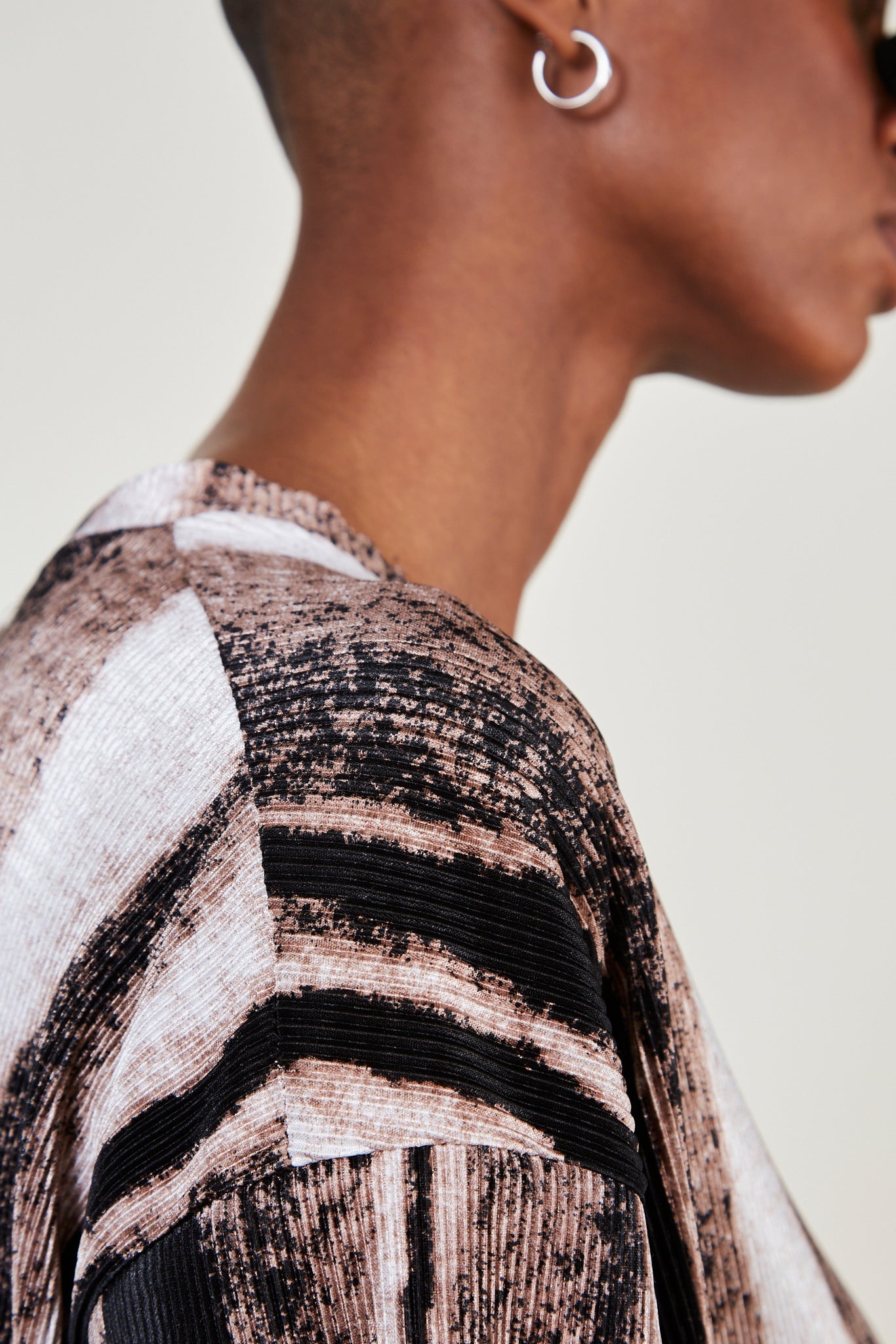 Beige and black abstract print short sleeved top_6