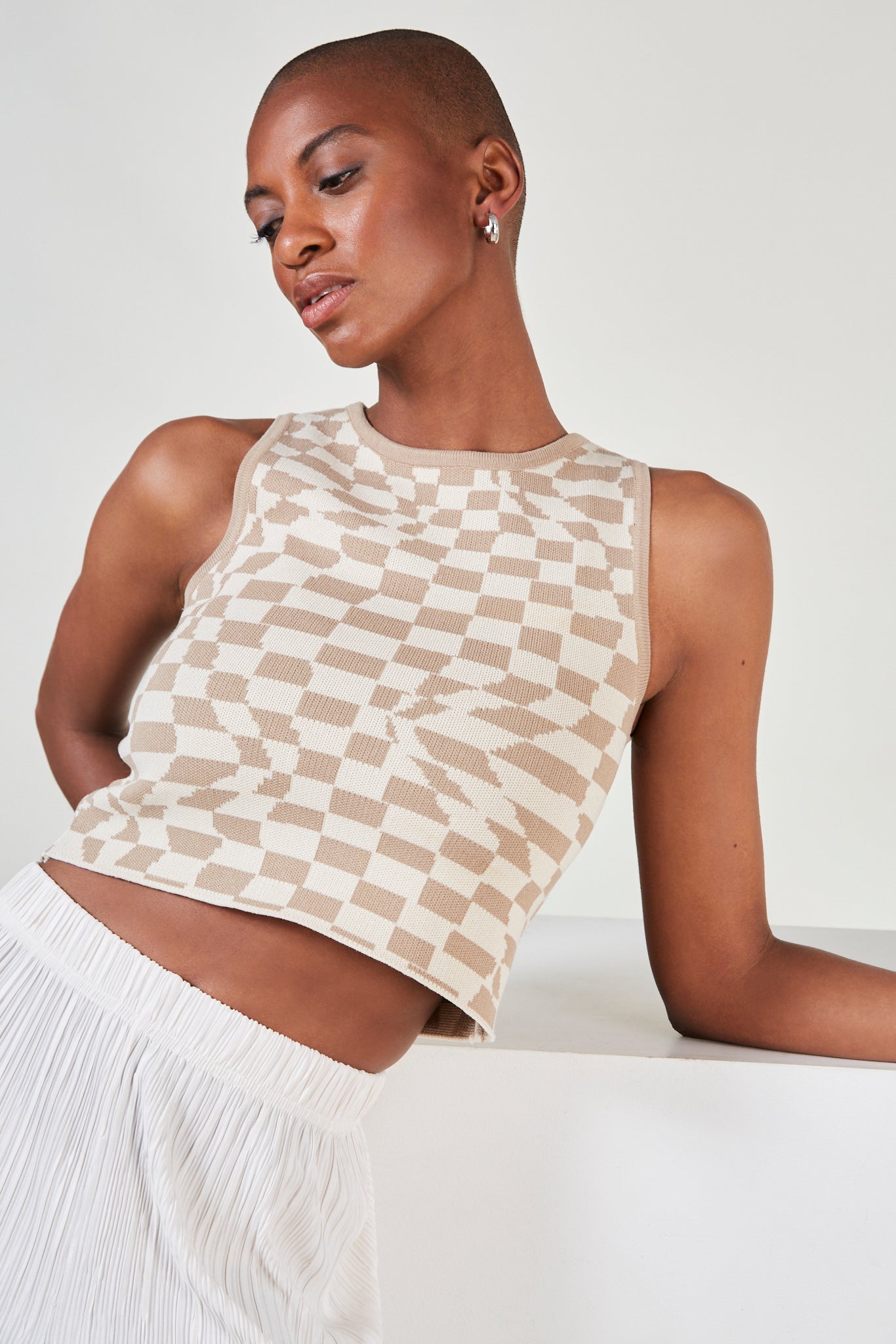 Beige and white psychedelic knit tank_5