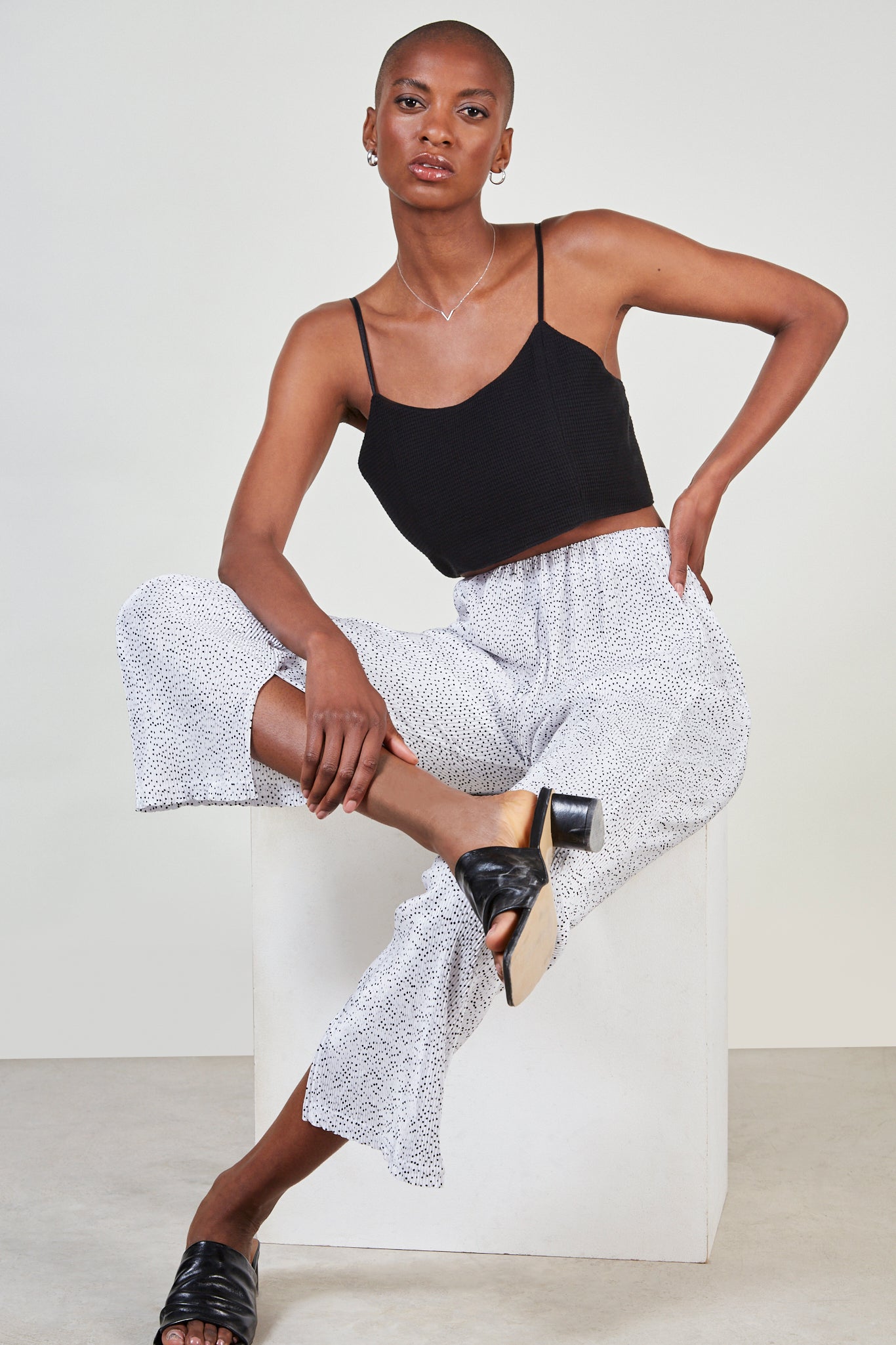 White and black polka dot ribbed trousers_5