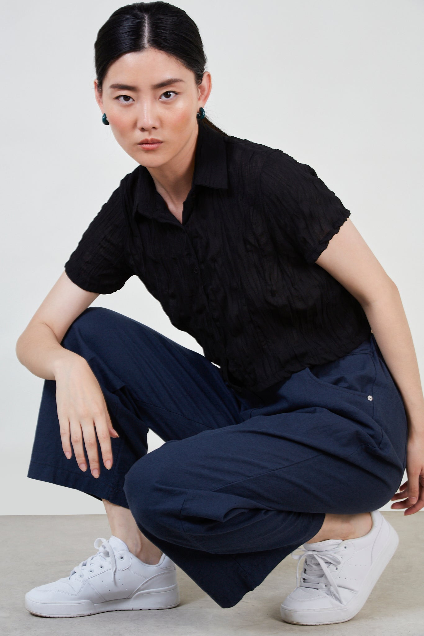 Black wrinkle short sleeved button up blouse_5