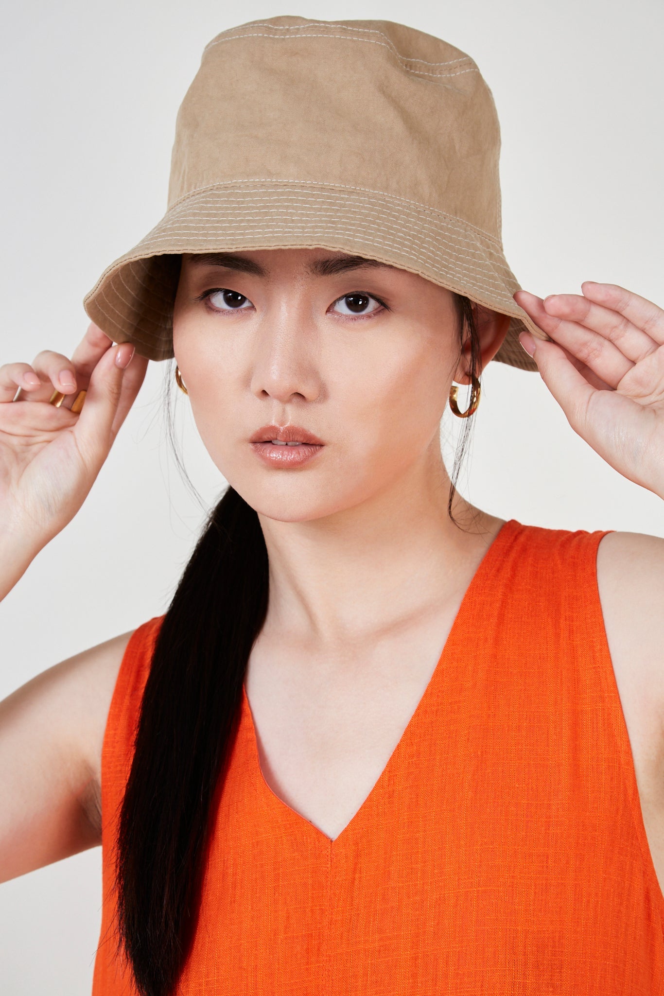Beige and white stitch bucket hat_2