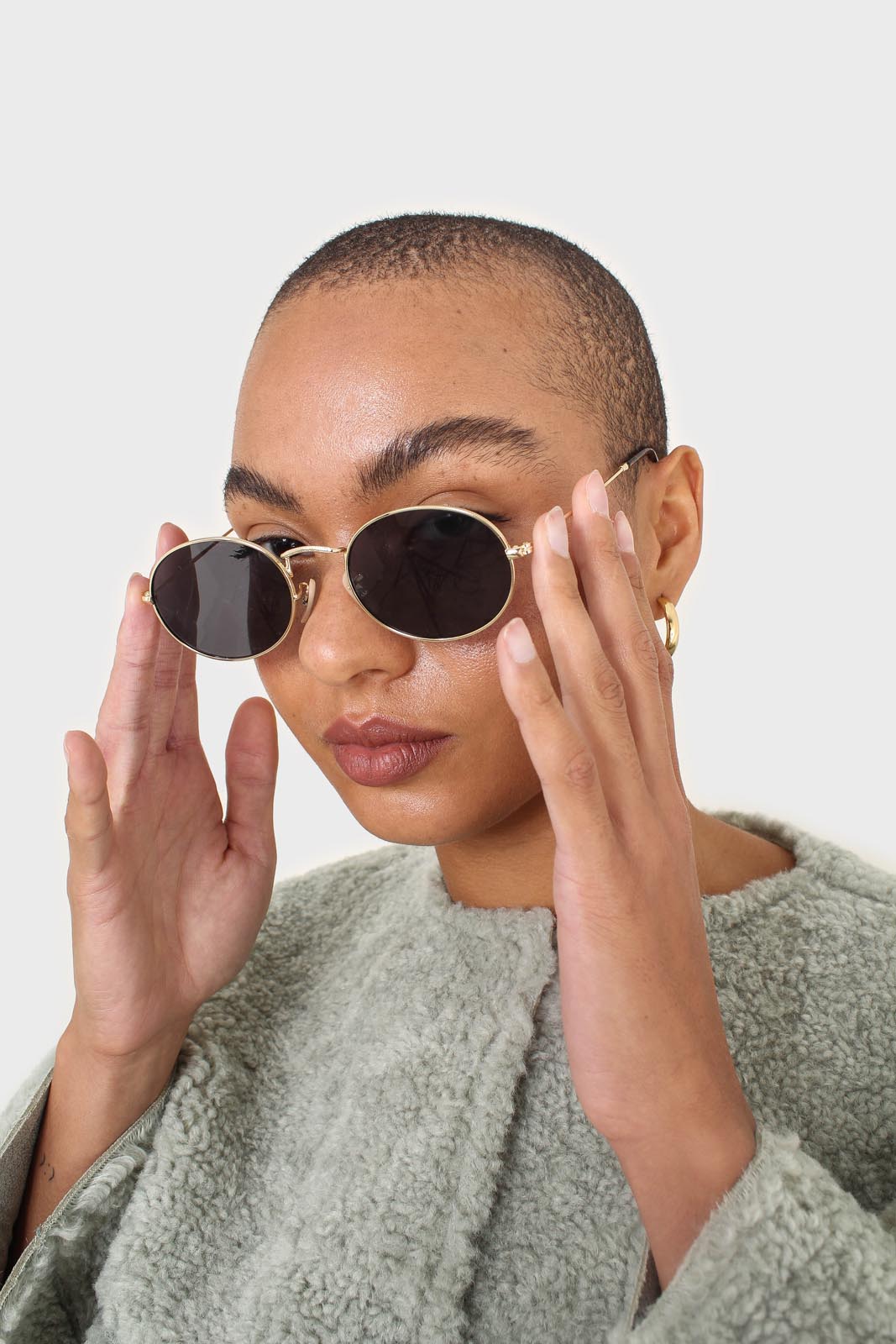 Black gold frame small oval lens sunglasses_4