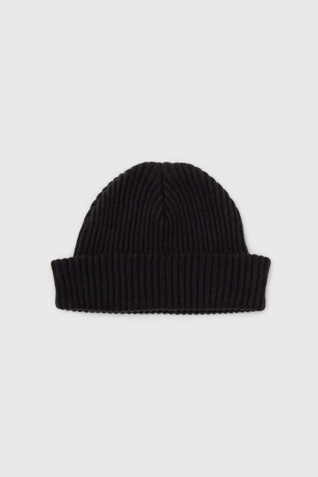 Black ribbed beanie hat_1