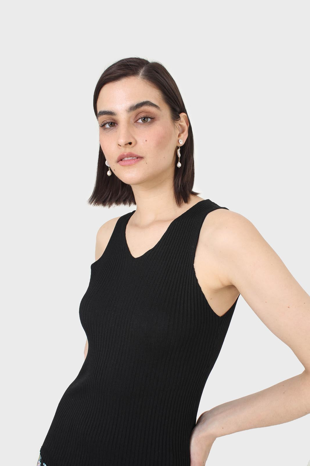 Black ribbed double V-neck knit tank_6