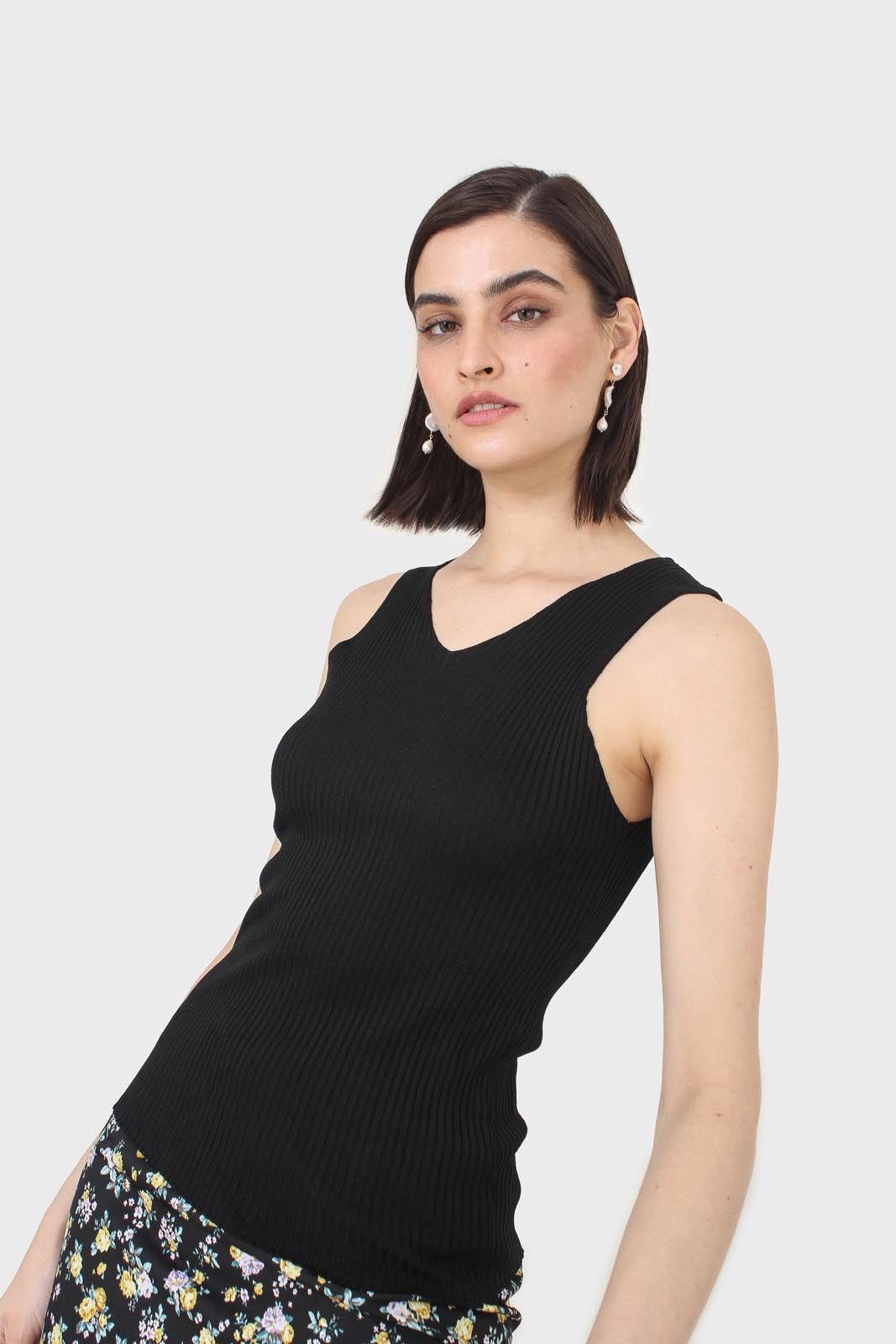 Black ribbed double V-neck knit tank_7