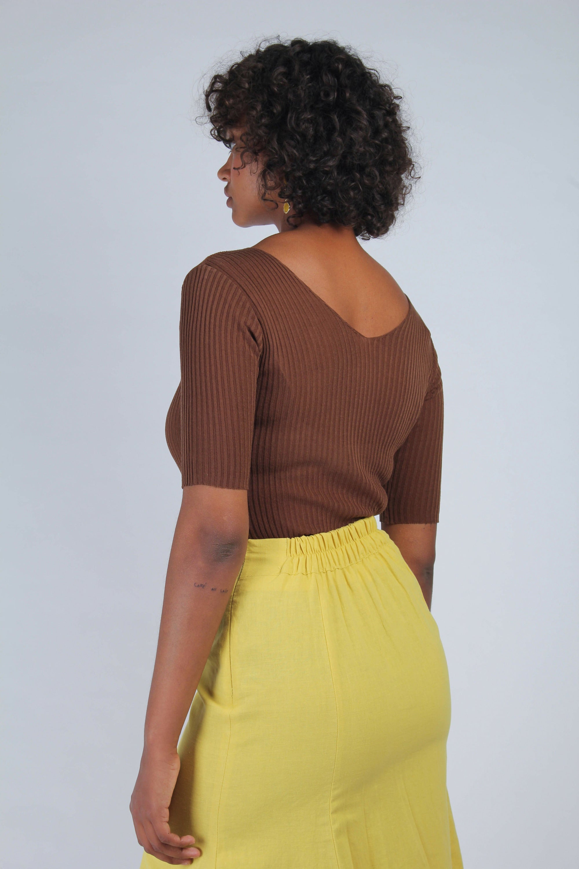 Brown double V-neck ribbed knit tee_6