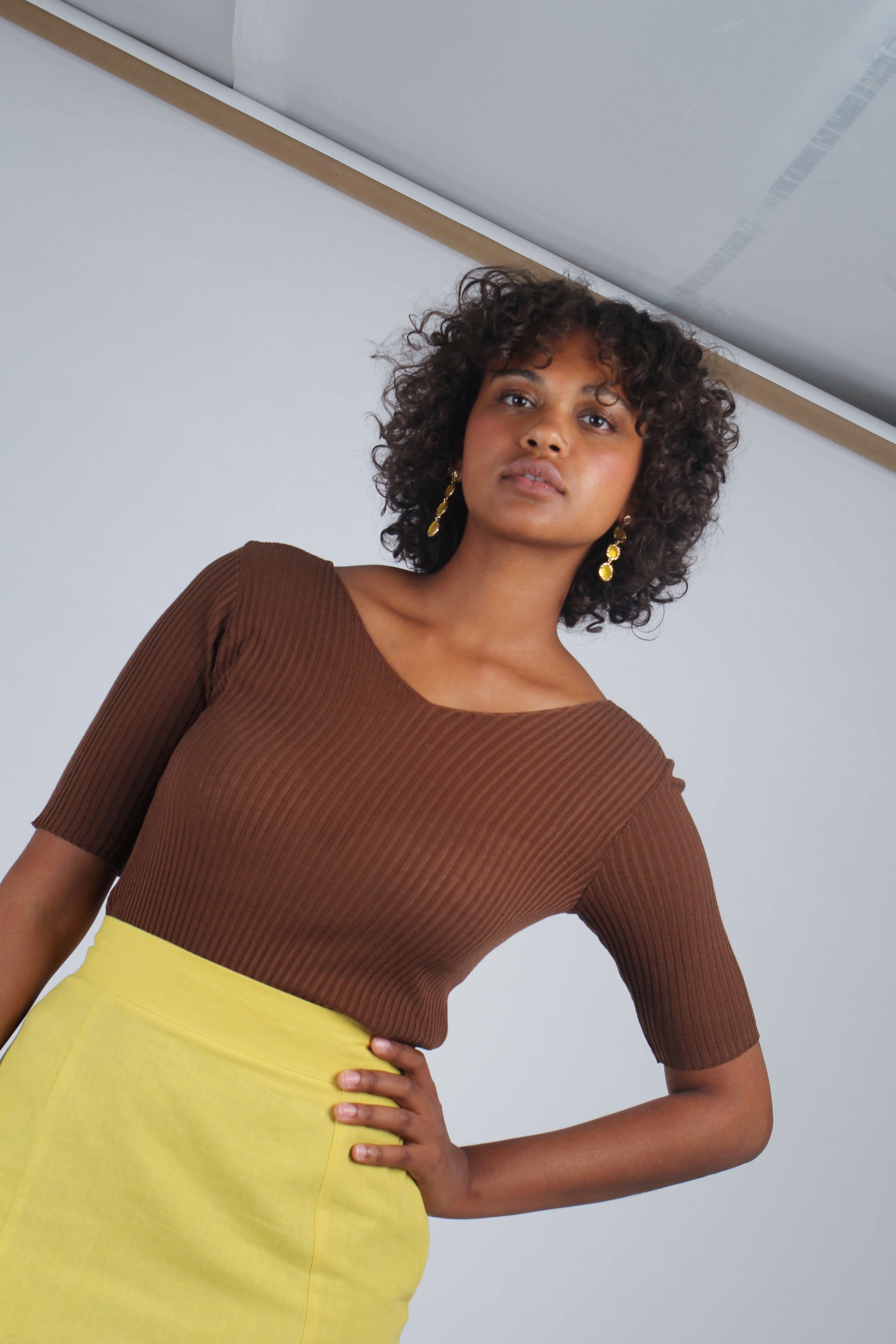 Brown double V-neck ribbed knit tee_4