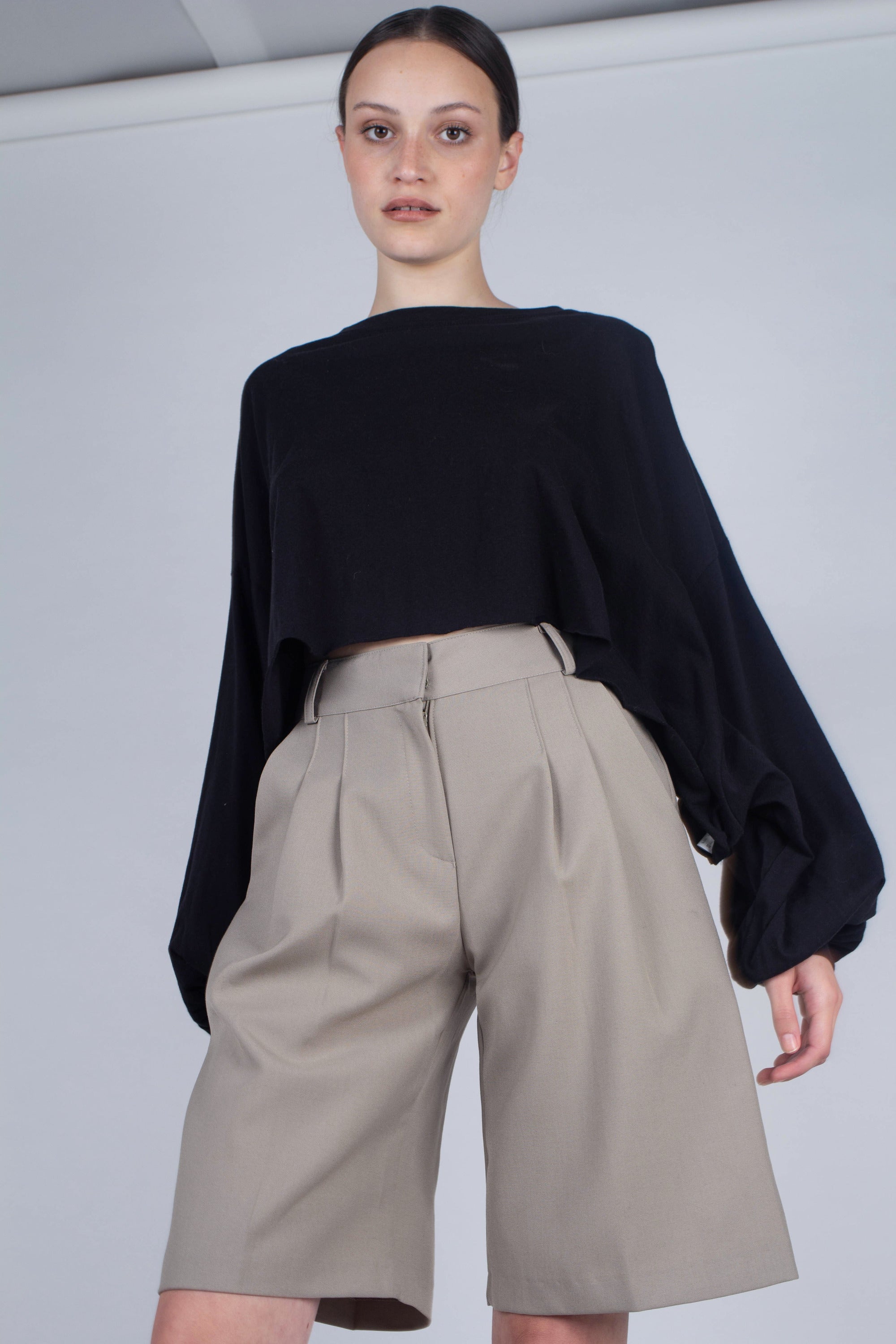 Pale khaki tucked suit shorts_1