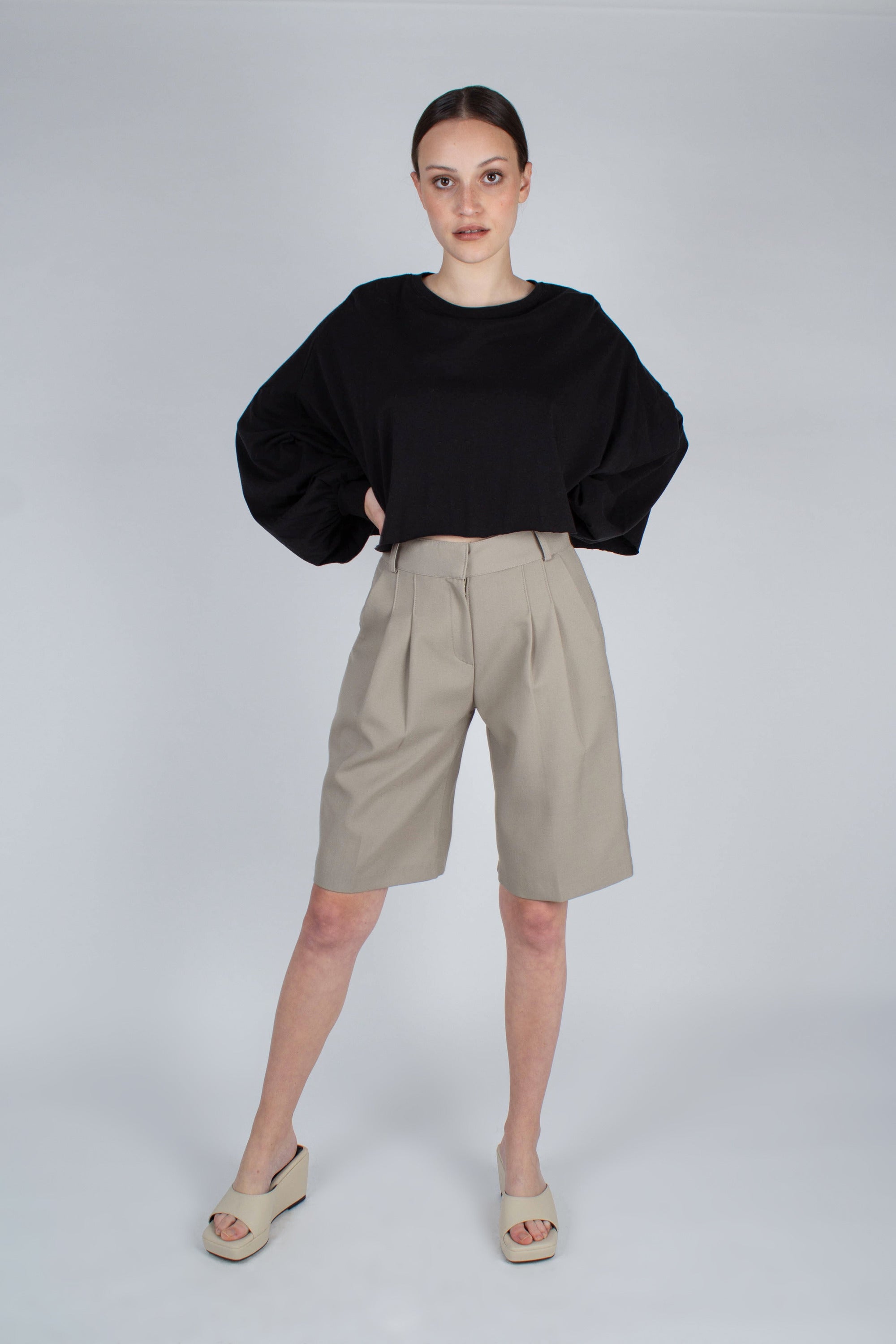 Pale khaki tucked suit shorts_7