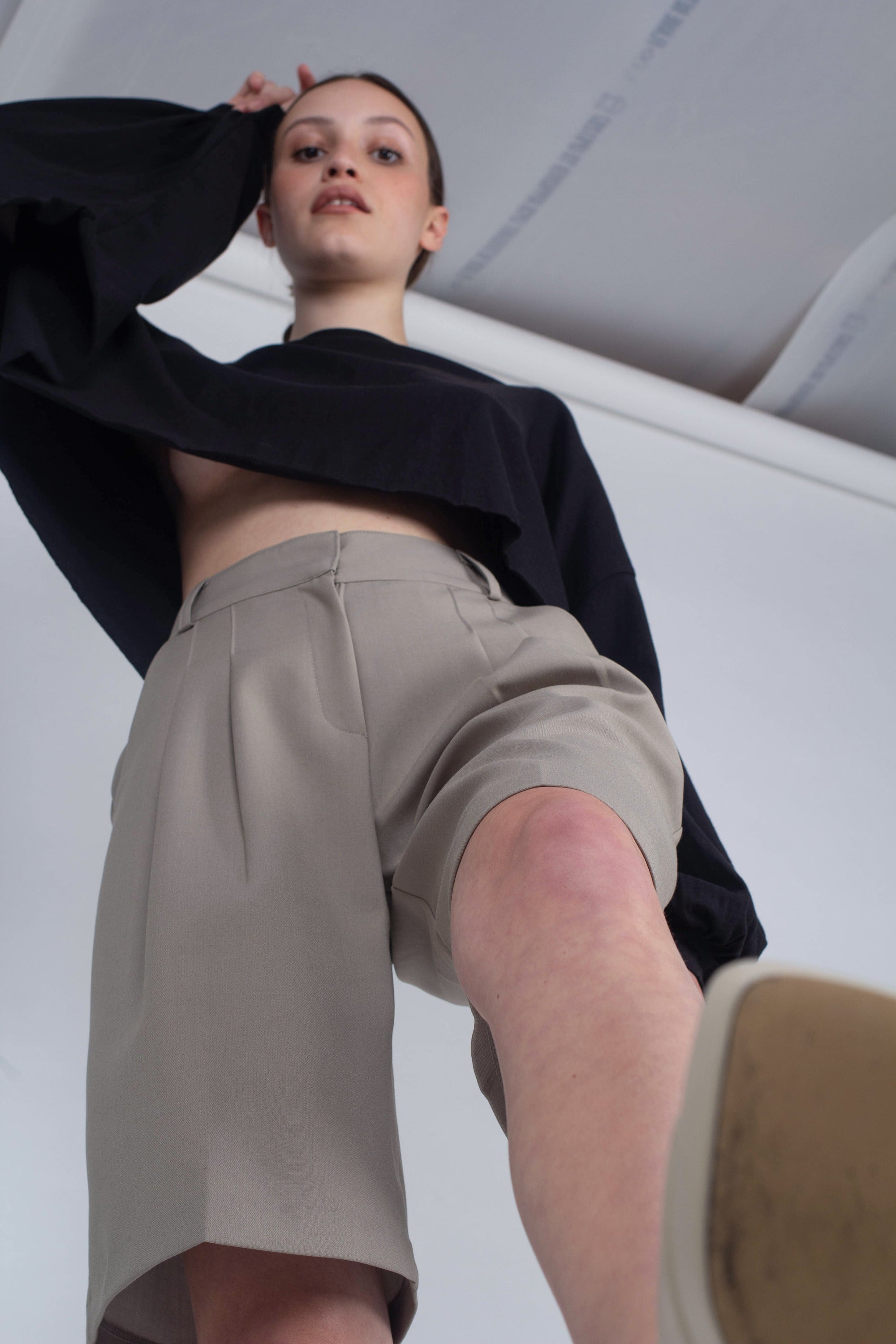 Pale khaki tucked suit shorts_6