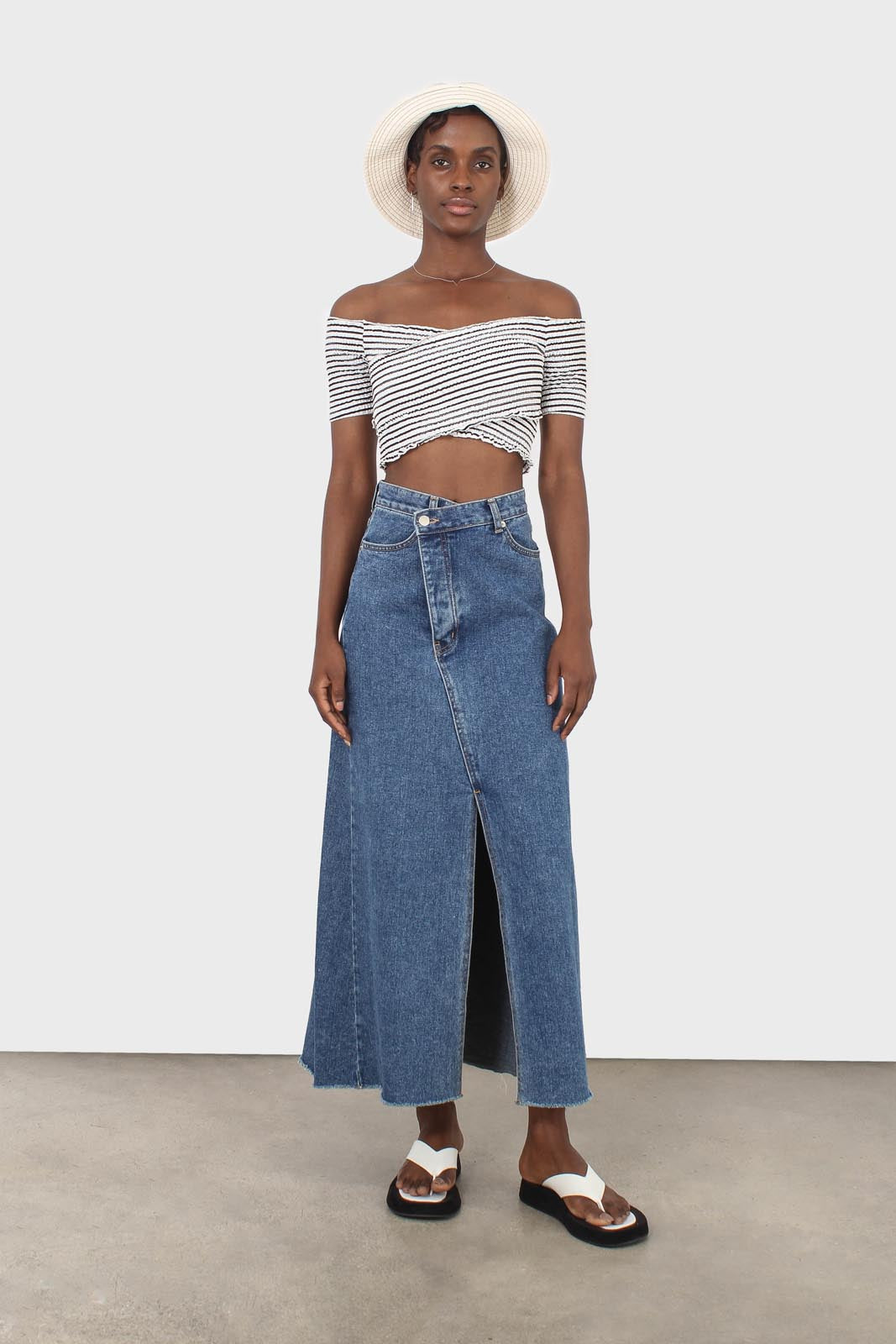 Black and white stripe ruched cropped off shoulder tee_2